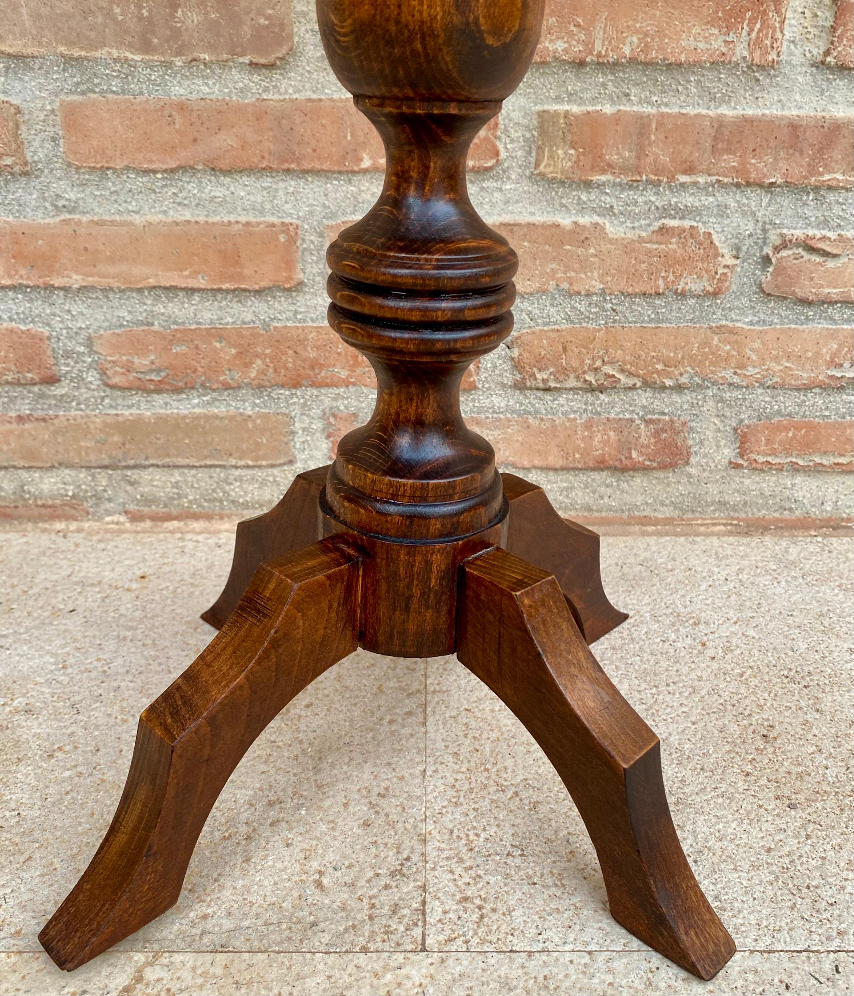 Mesa auxiliar francesa vintage de nogal con tablero jaspeado en negro, 1880 Nogal en venta