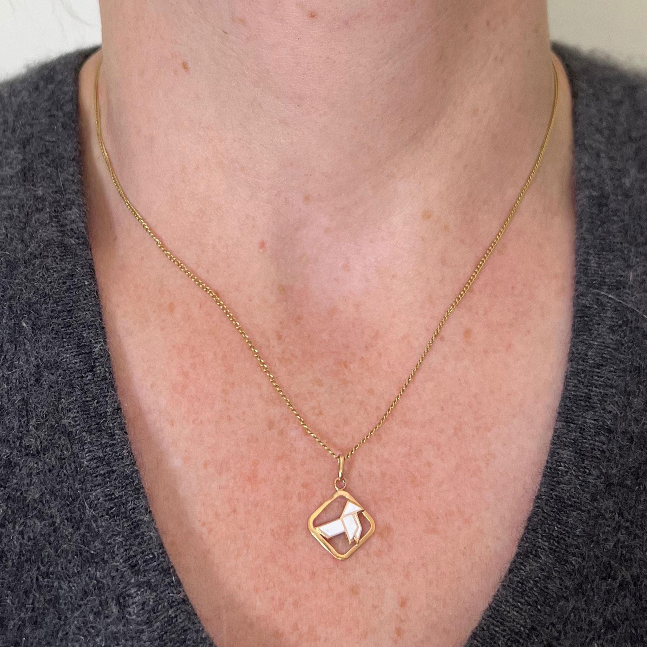 Vintage French White Origami Bird Enamel 18K Yellow Gold Charm Pendant In Good Condition For Sale In London, GB