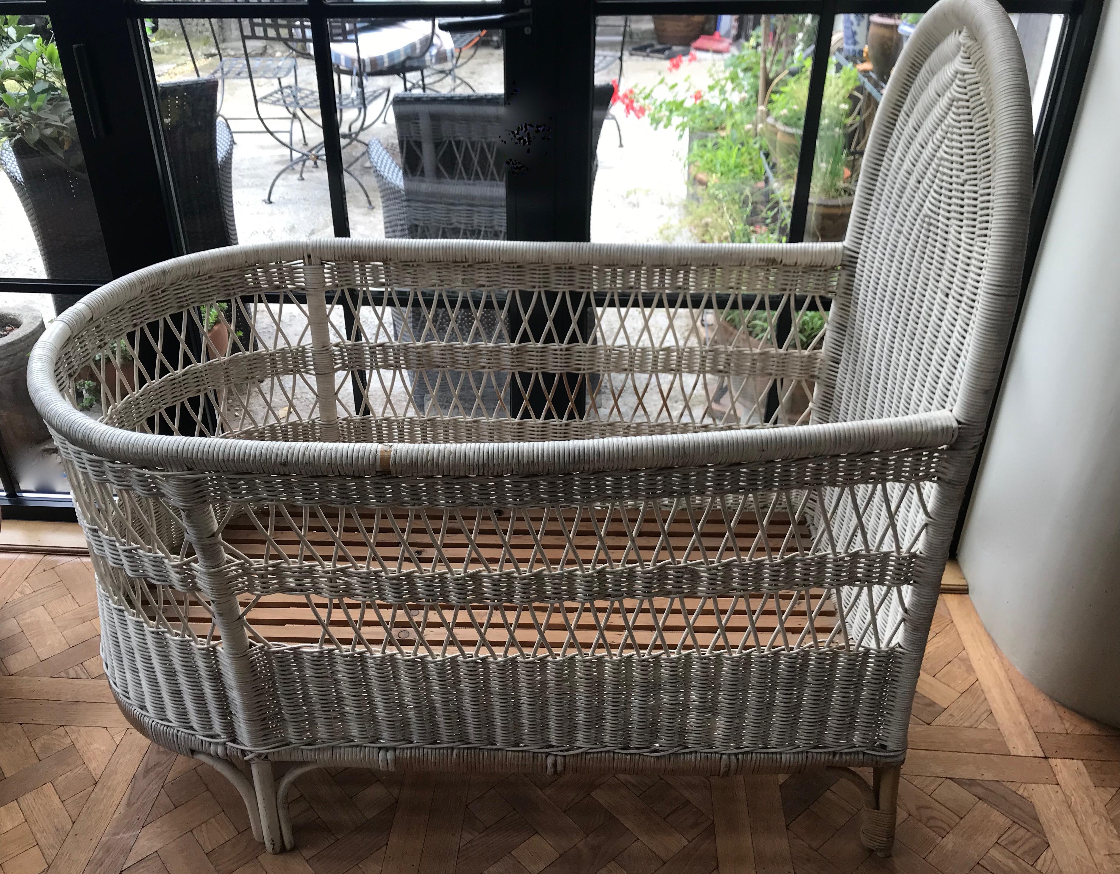 Vintage French Wicker Baby Bed/ Crib In Good Condition For Sale In Antwerp, BE