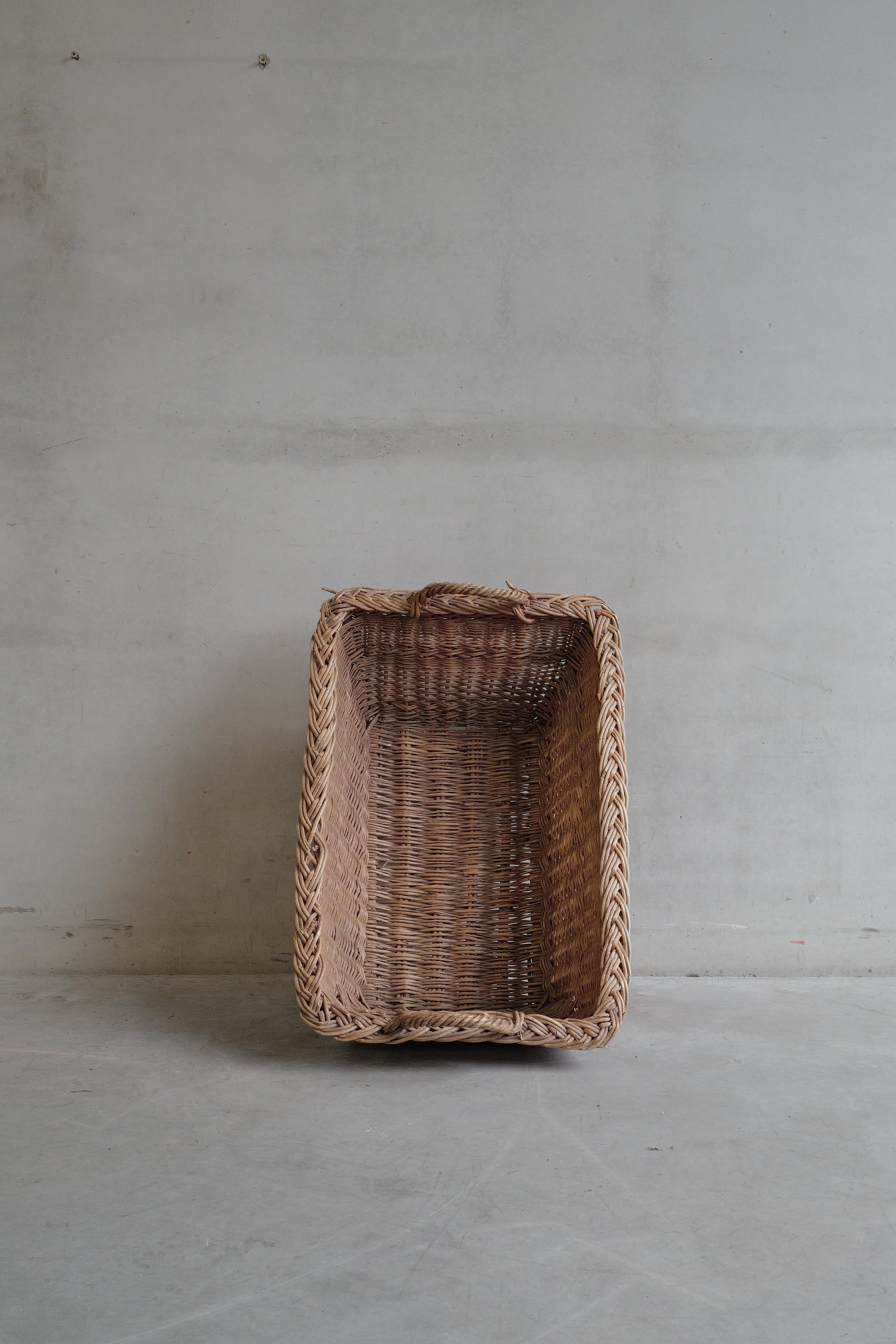 Vintage French Wicker Basket In Fair Condition For Sale In Antwerpen, BE