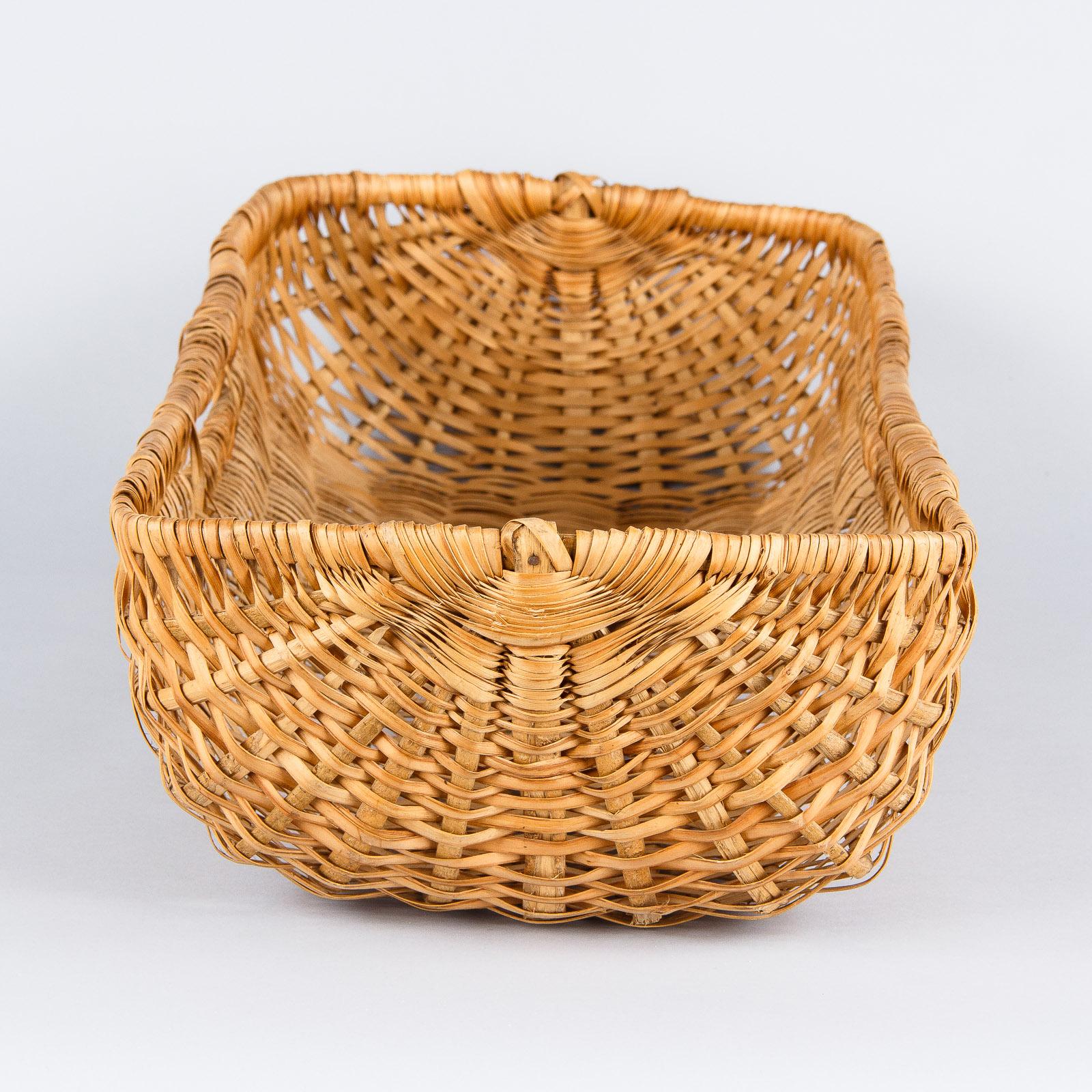 Vintage French Wicker Basket from Auvergne Region 1