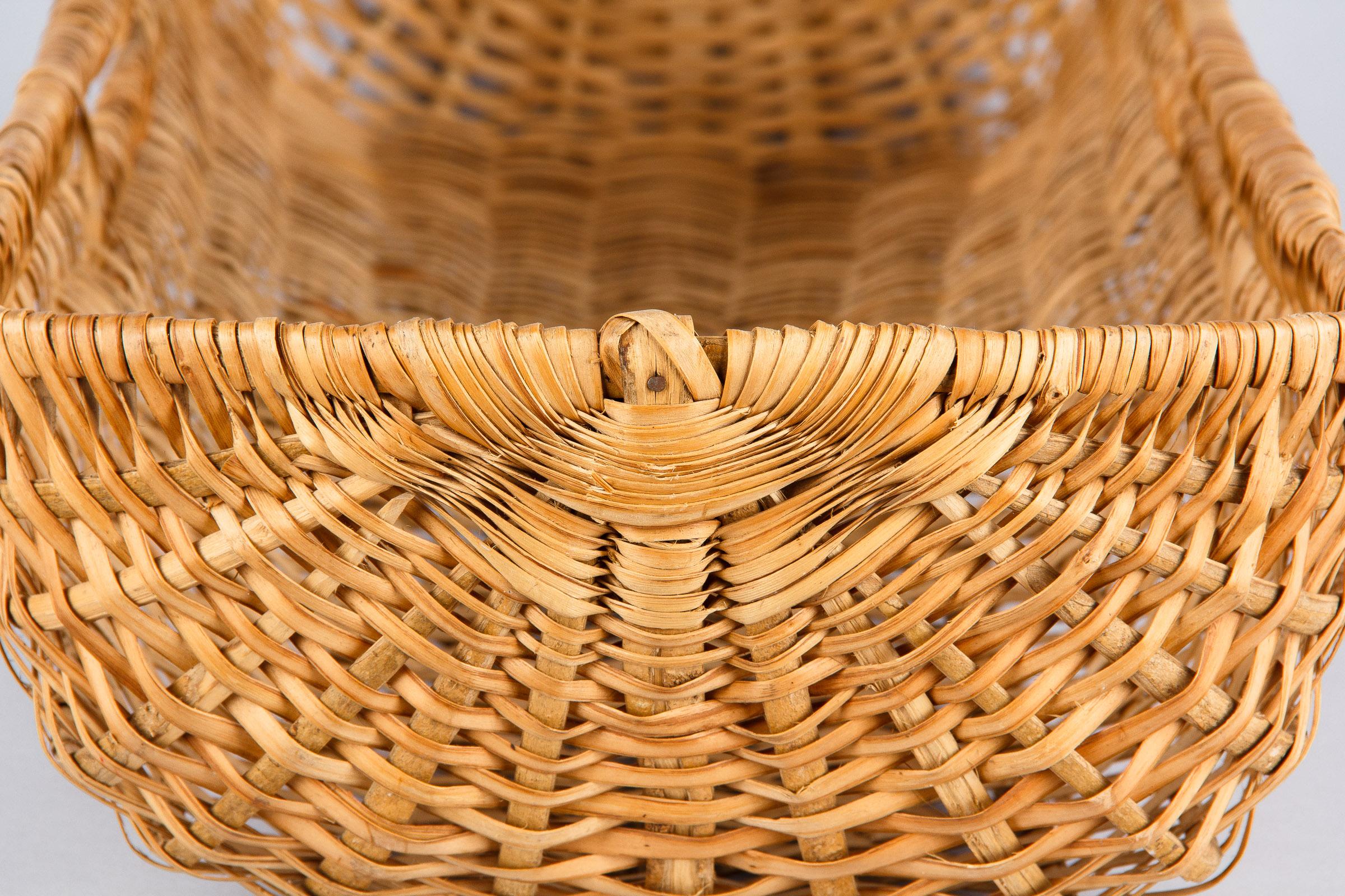 Vintage French Wicker Basket from Auvergne Region 2