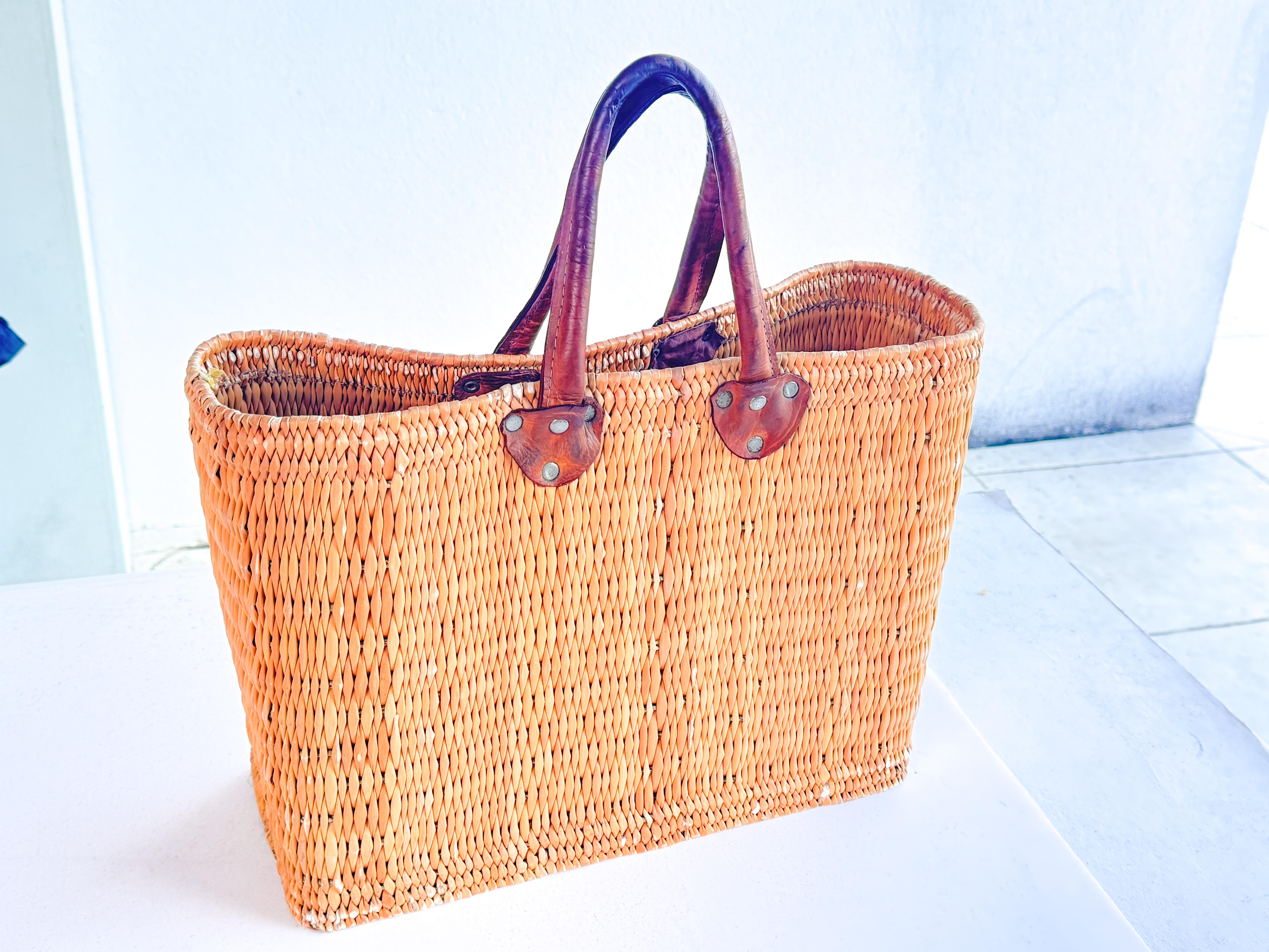 Vintage French Wicker Basket, Gold Color Stitched Leather Bag Handles France In Good Condition For Sale In Auribeau sur Siagne, FR