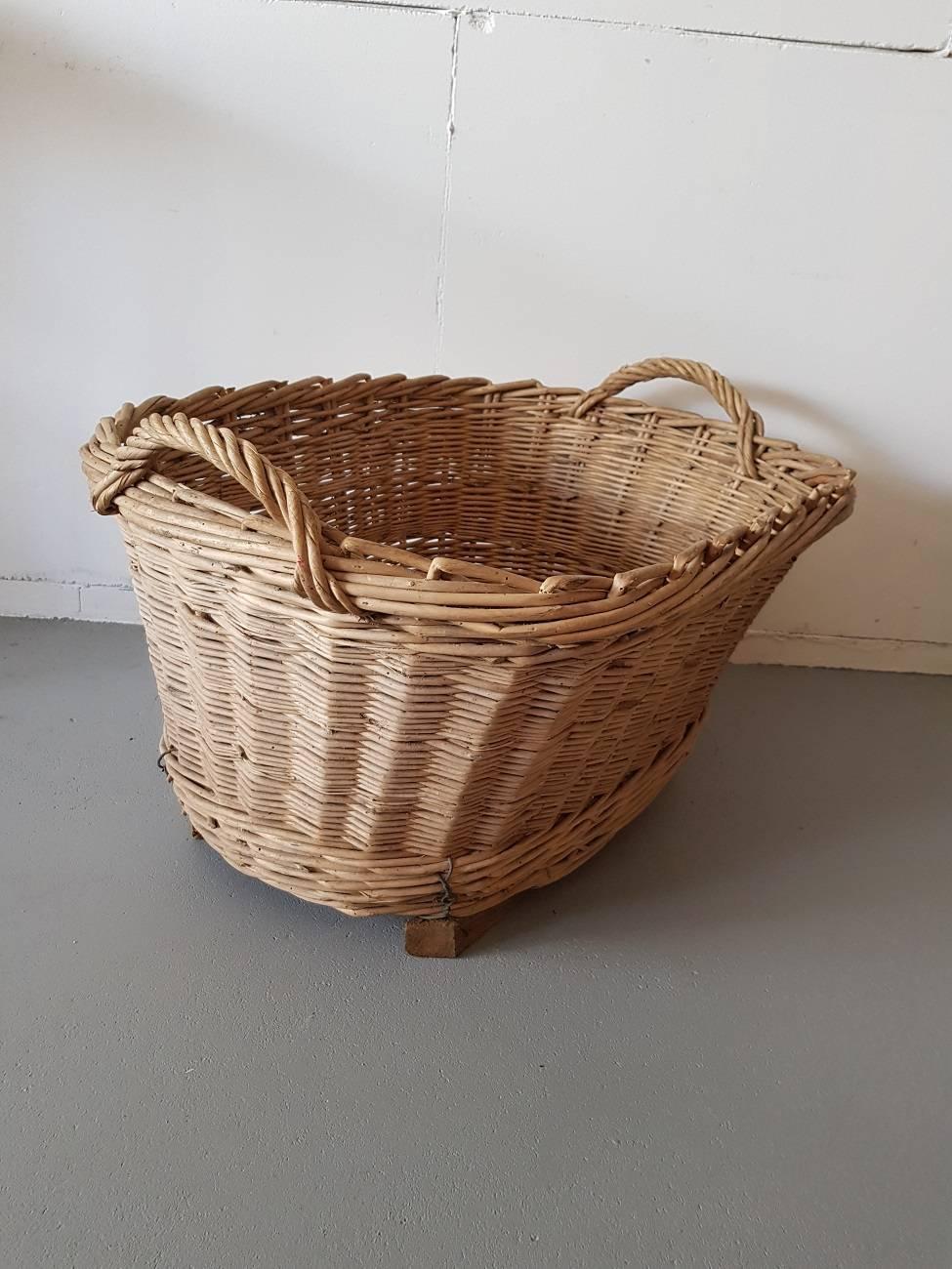 Vintage French Wicker Grape Basket from the Champagne Region In Excellent Condition For Sale In Raalte, NL