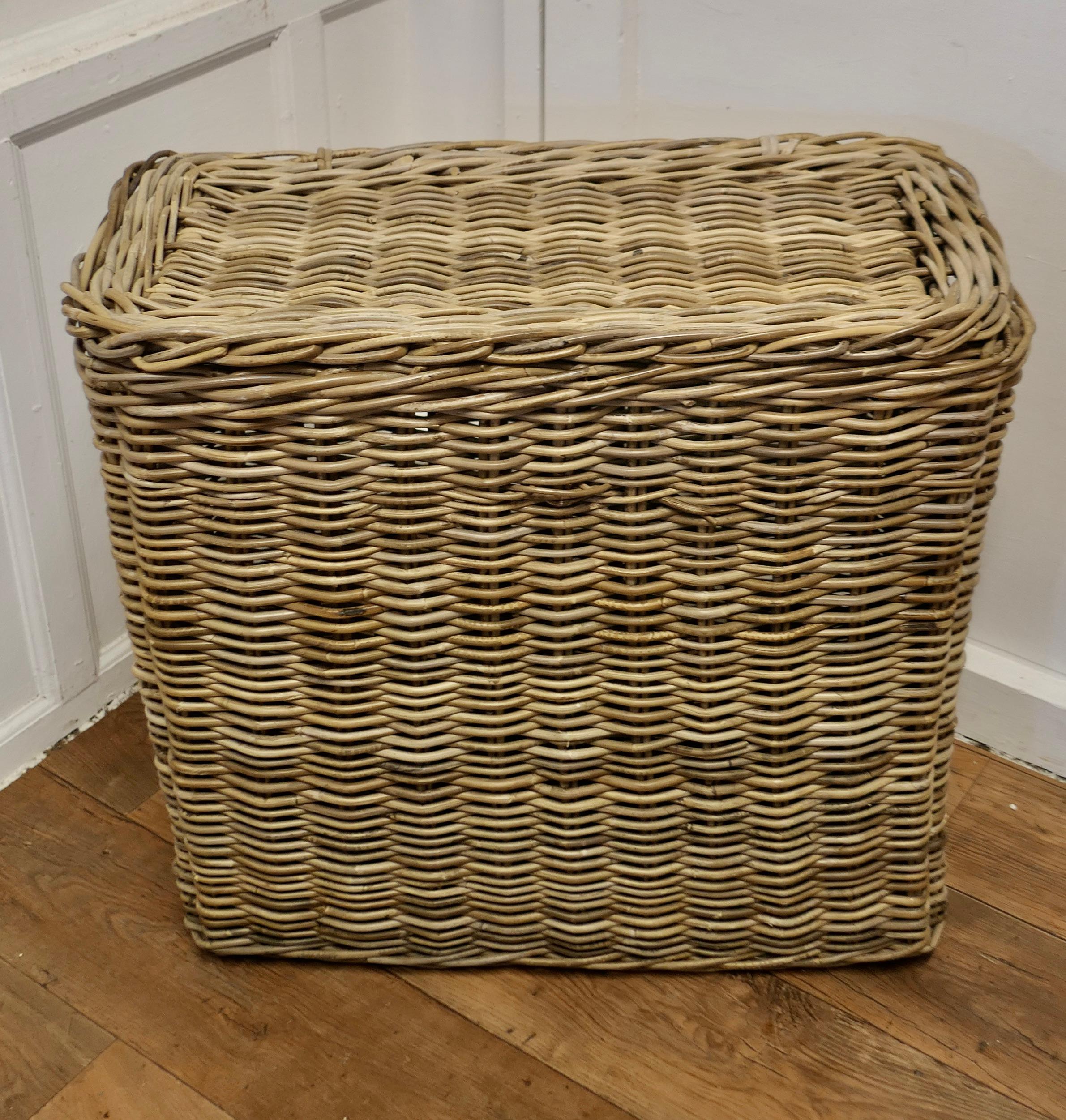 Folk Art Vintage French Wicker Laundry Basket with Lid  This is an excellent example and  For Sale