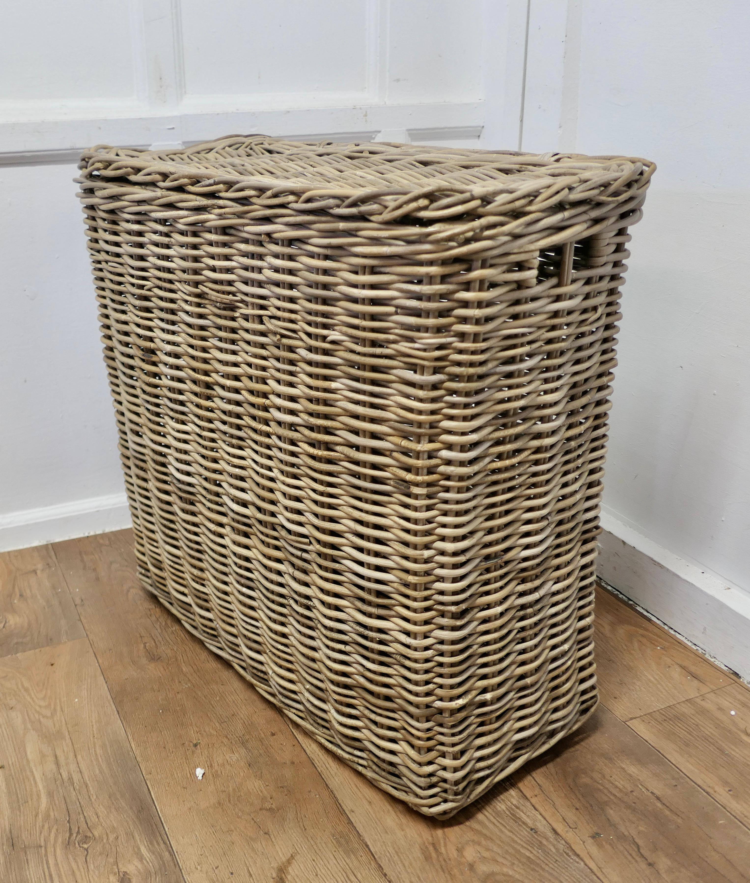 Vintage French Wicker Laundry Basket with Lid  This is an excellent example and  In Good Condition For Sale In Chillerton, Isle of Wight