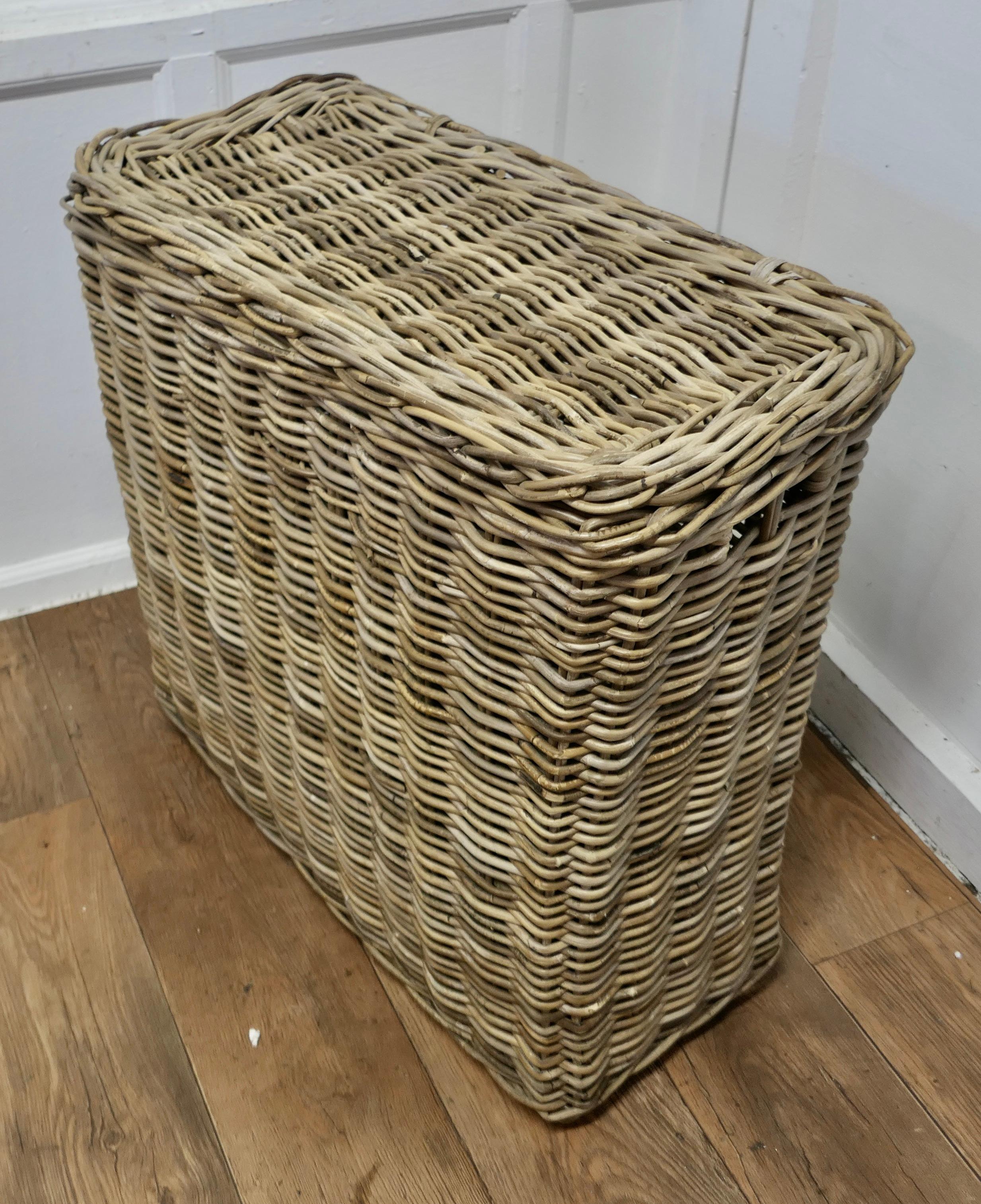 Early 20th Century Vintage French Wicker Laundry Basket with Lid  This is an excellent example and  For Sale