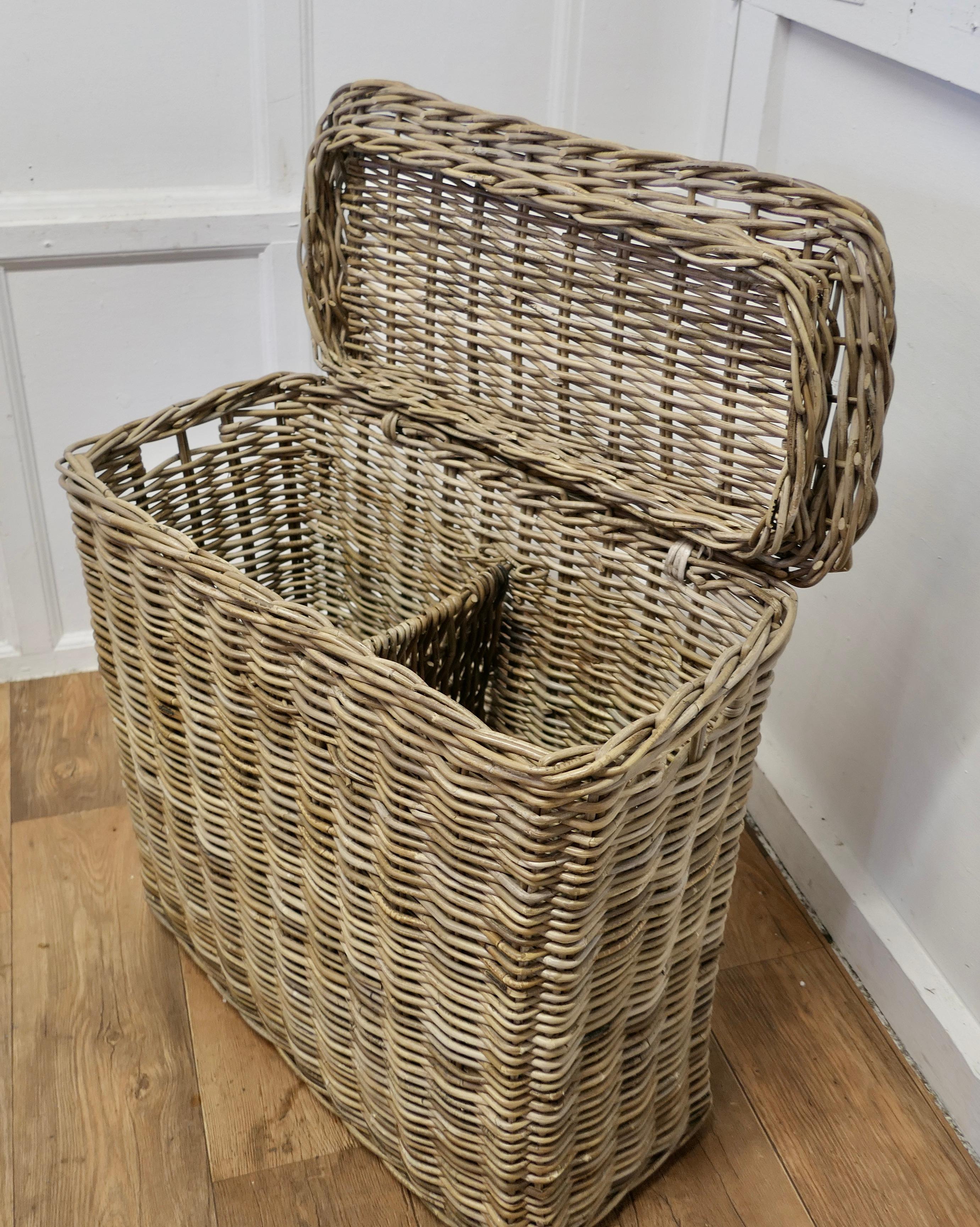 Vintage French Wicker Laundry Basket with Lid  This is an excellent example and  For Sale 1
