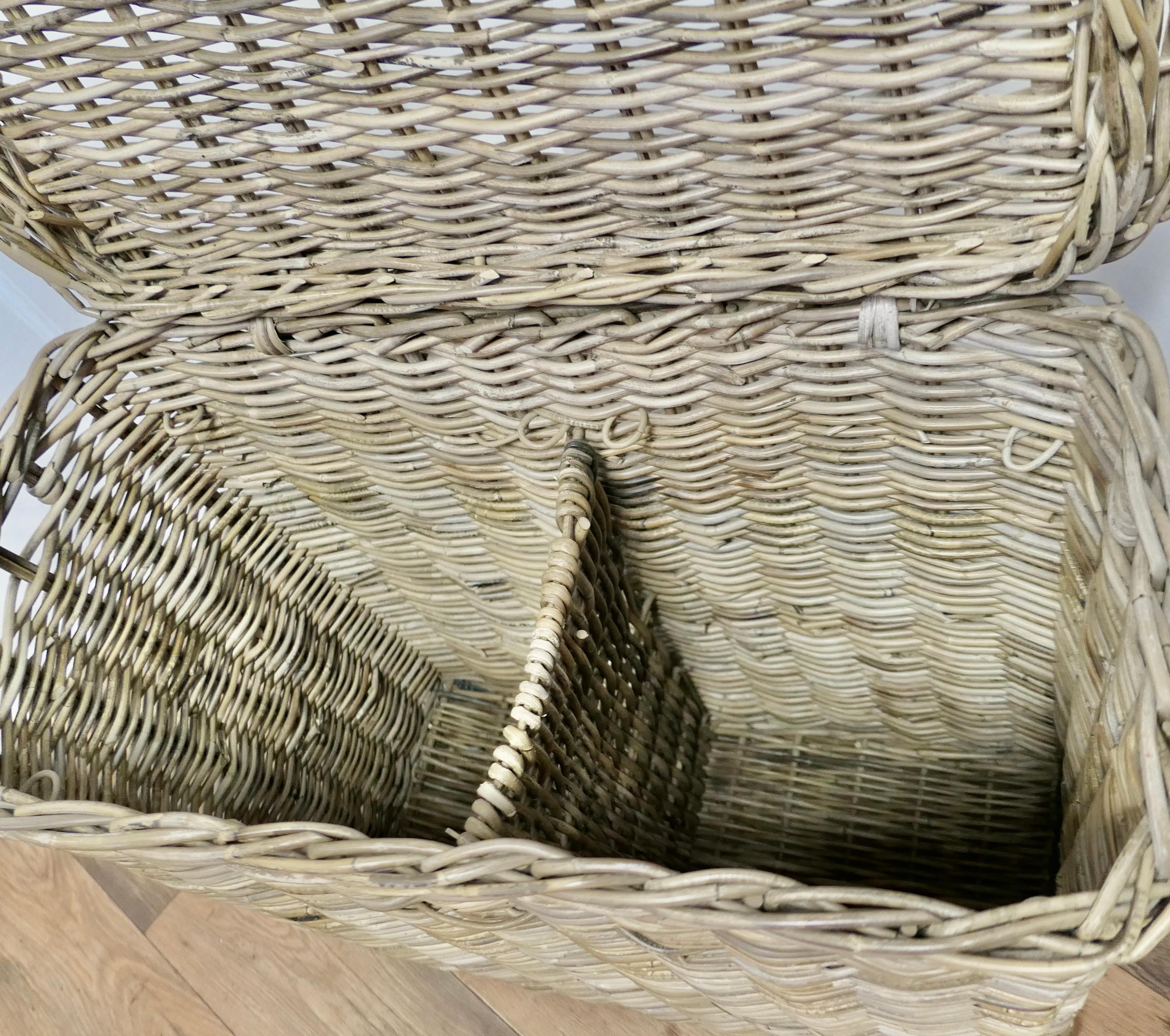 Vintage French Wicker Laundry Basket with Lid  This is an excellent example and  For Sale 2