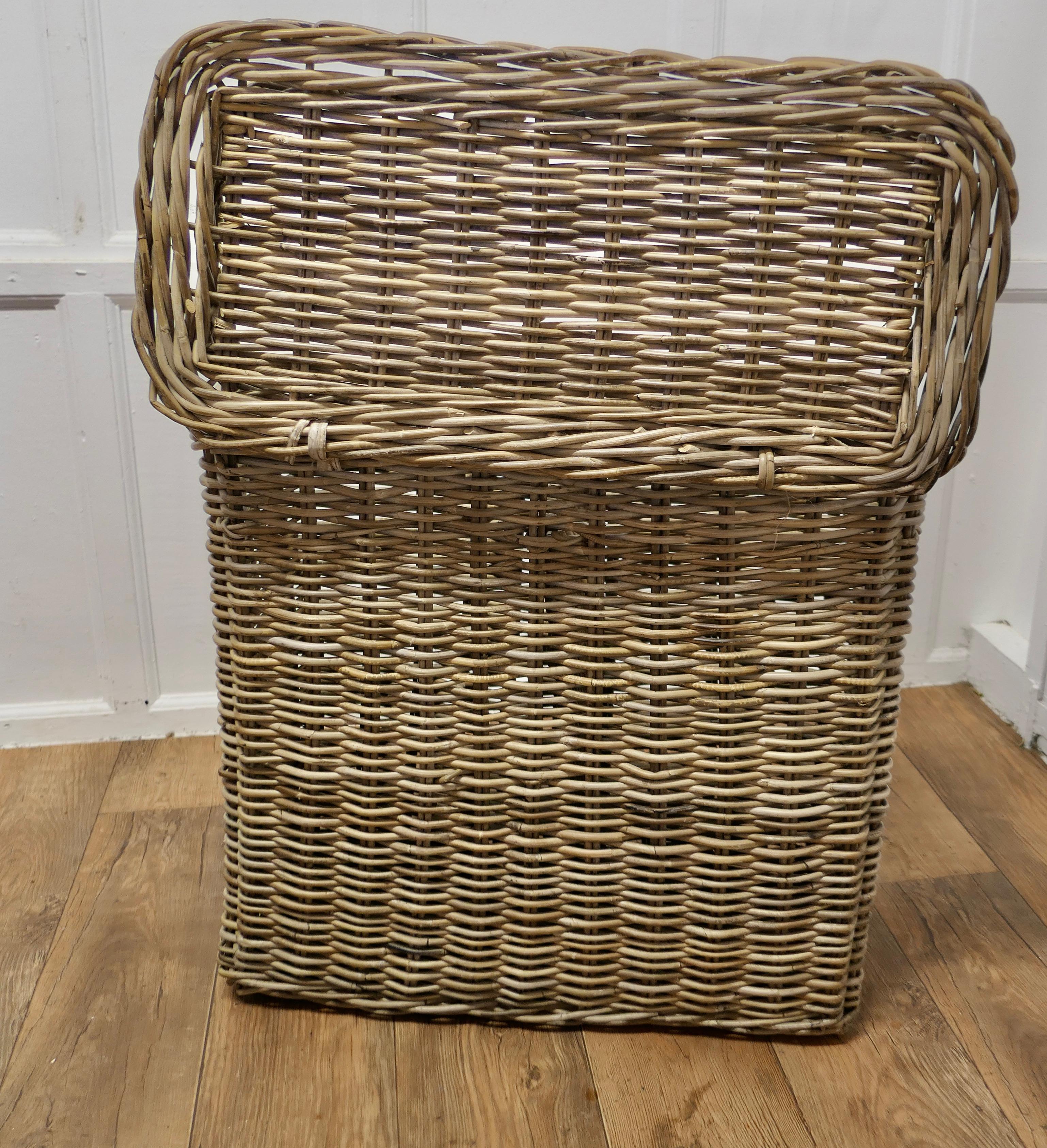 Vintage French Wicker Laundry Basket with Lid  This is an excellent example and  For Sale 3