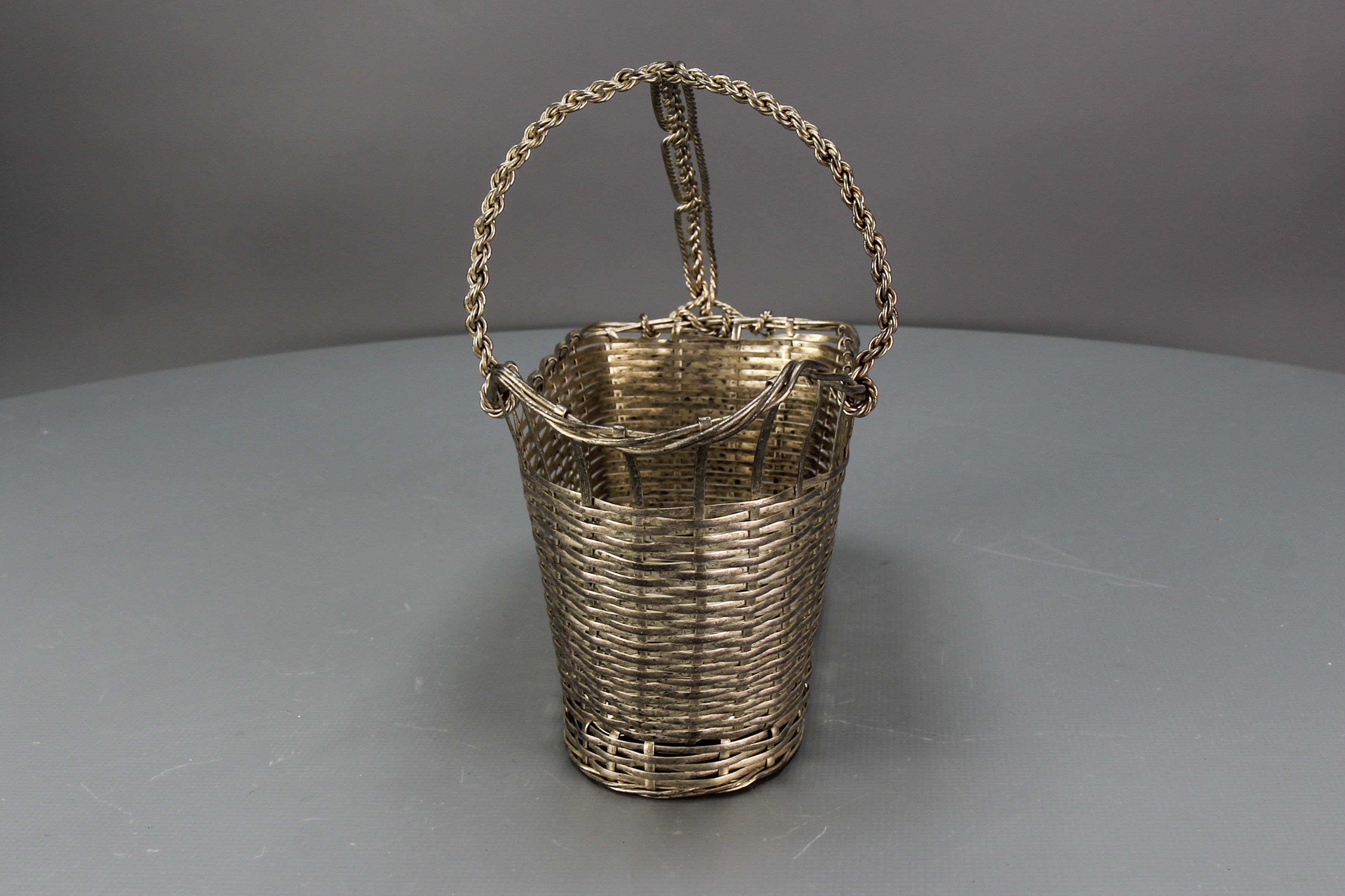 Cesta francesa vintage para botellas de vino en metal plateado en venta 4