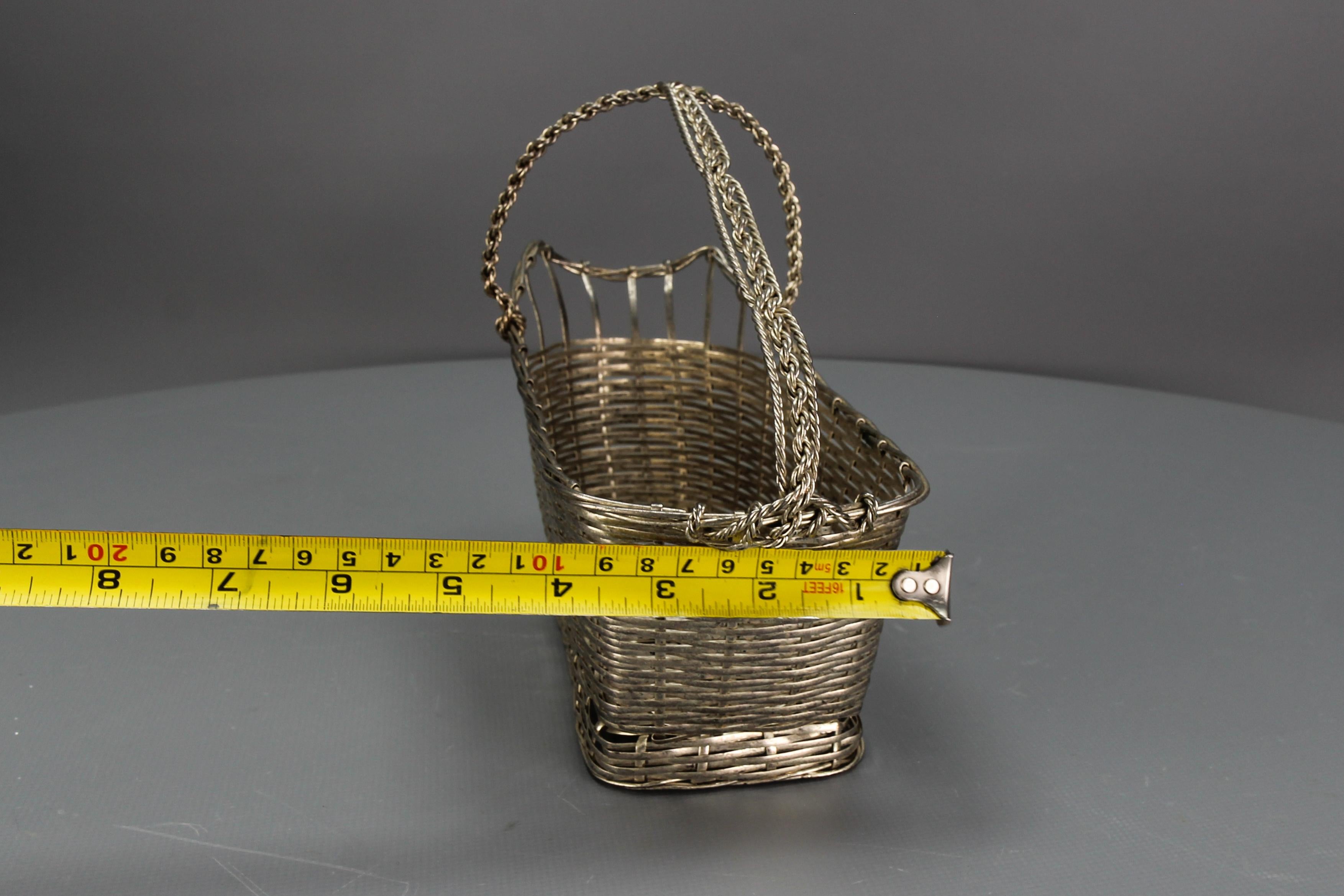Cesta francesa vintage para botellas de vino en metal plateado en venta 8