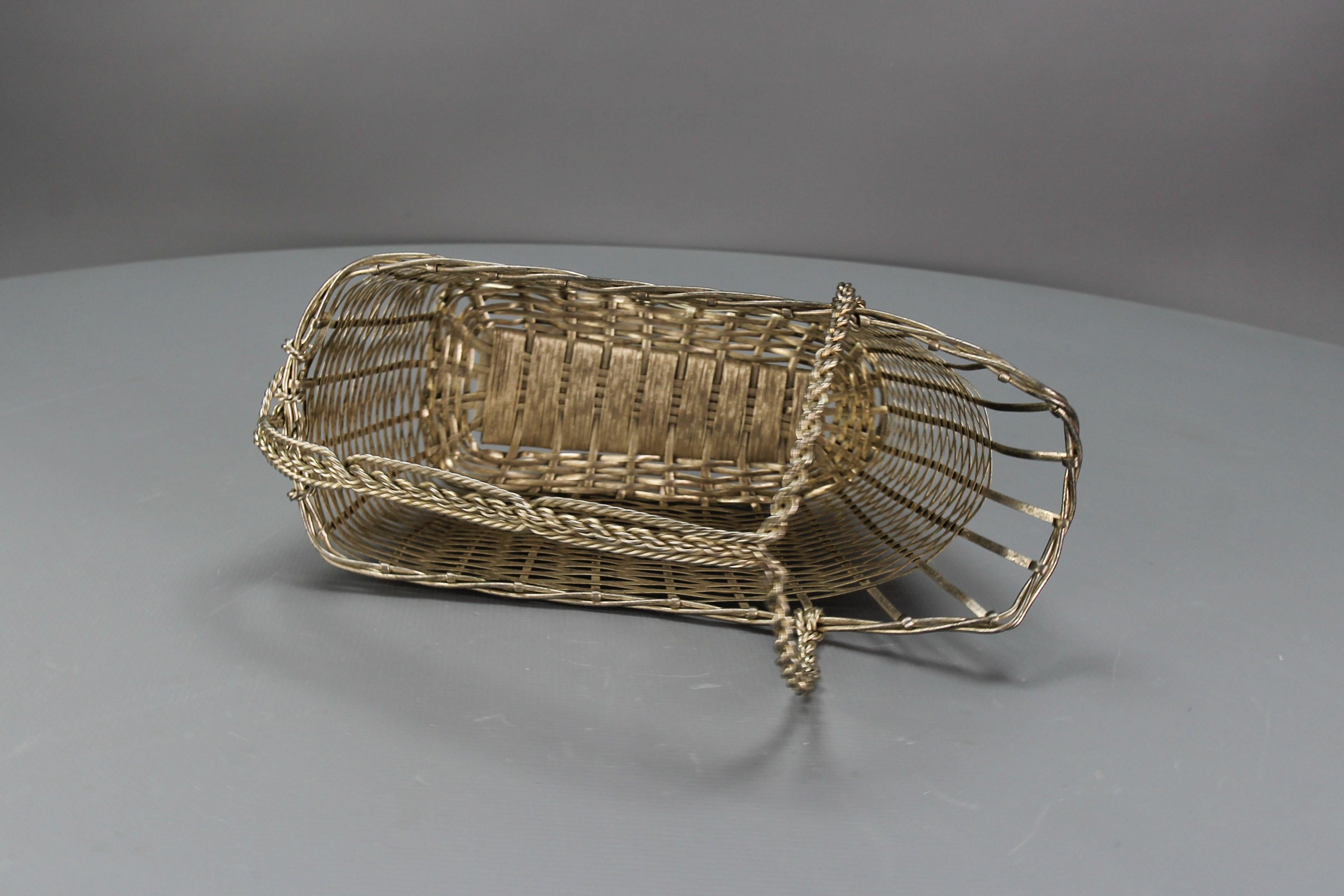 Cesta francesa vintage para botellas de vino en metal plateado en venta 12