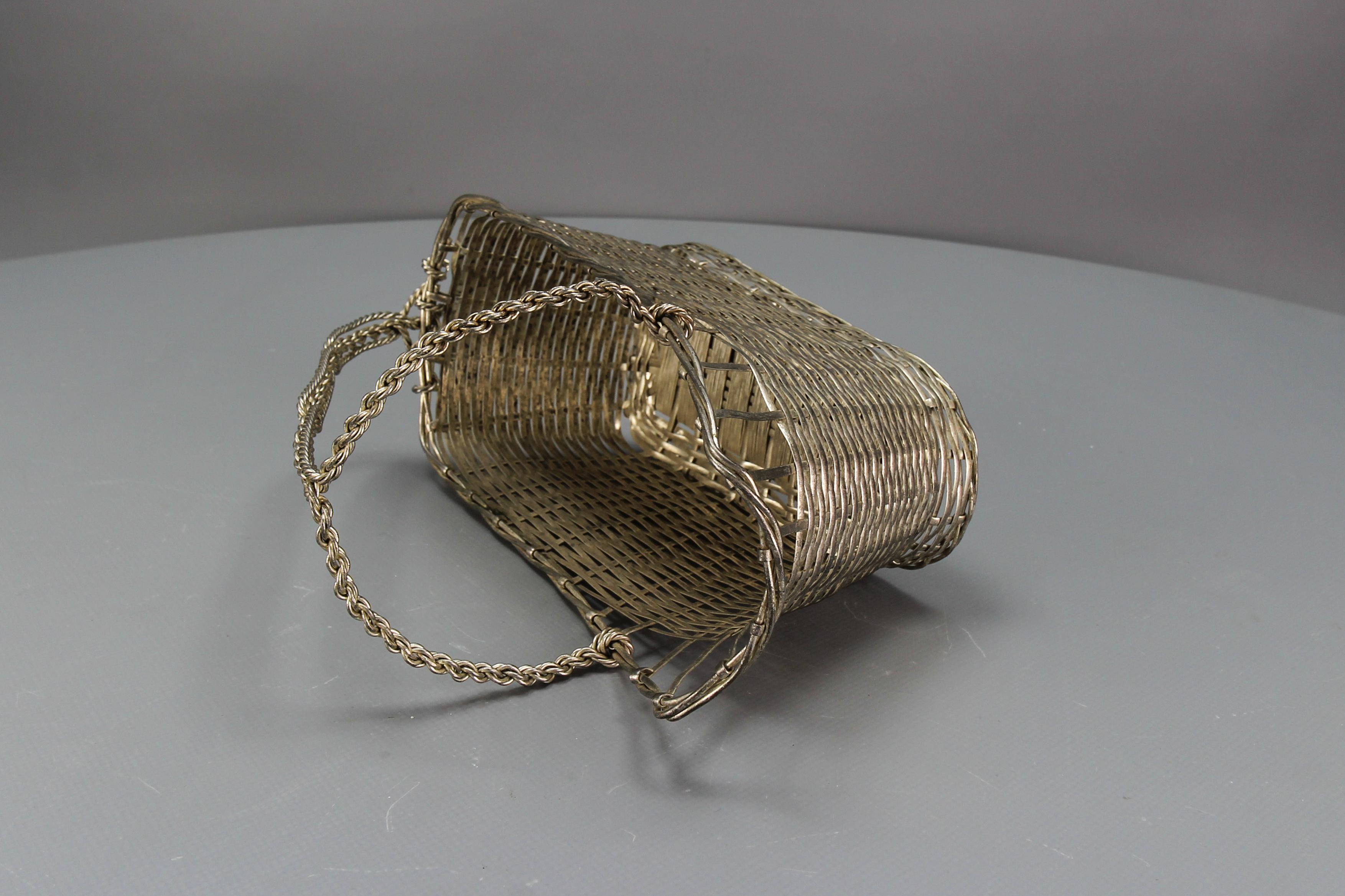 Cesta francesa vintage para botellas de vino en metal plateado en venta 13