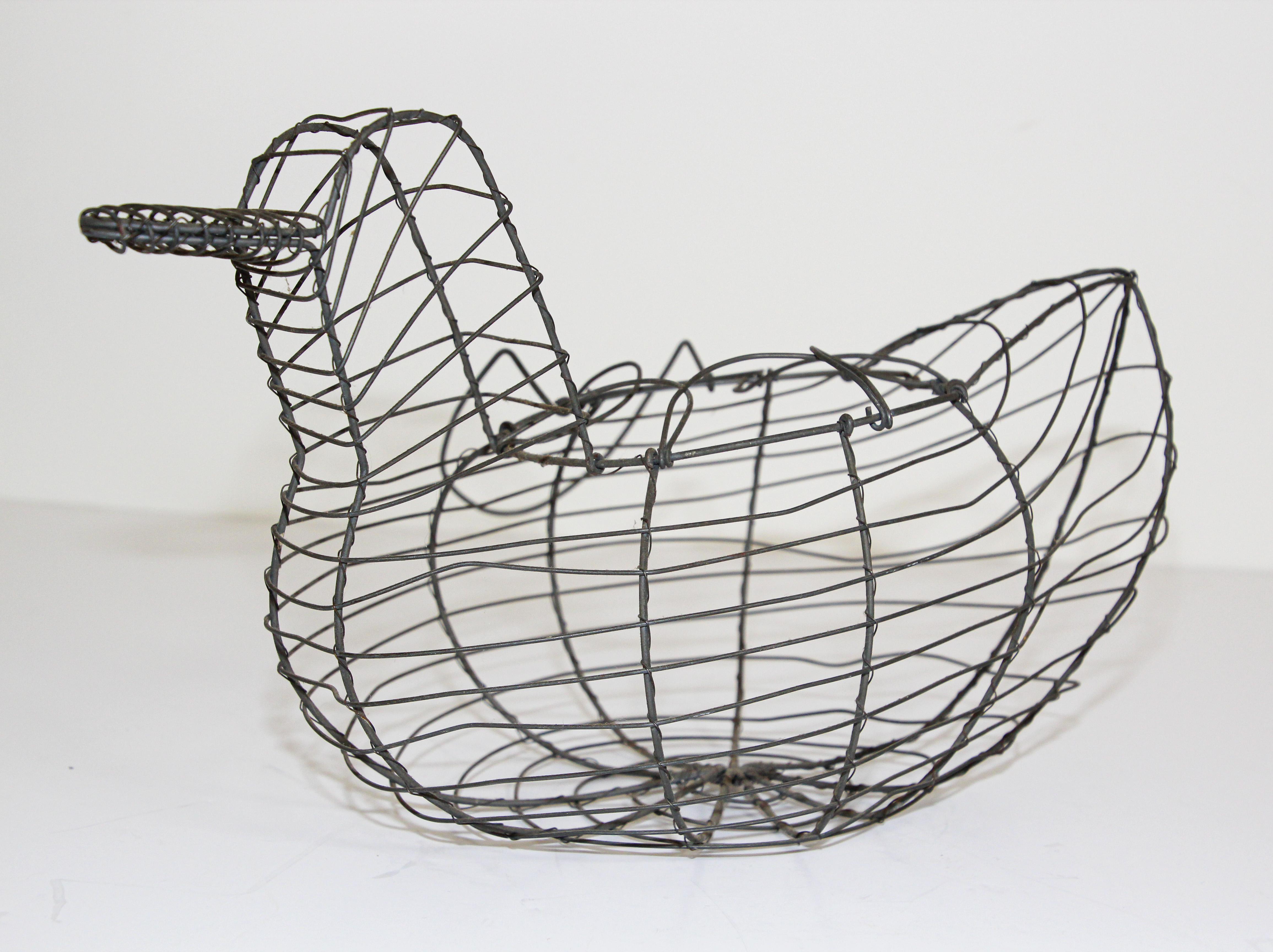 Vintage wire hen shaped egg basket.
Great for displaying farm fresh eggs that don't need refrigeration, all with a touch of farmhouse country flair.
This early little country rustic handle wire basket is in fine condition.
Coiled handle, loop
