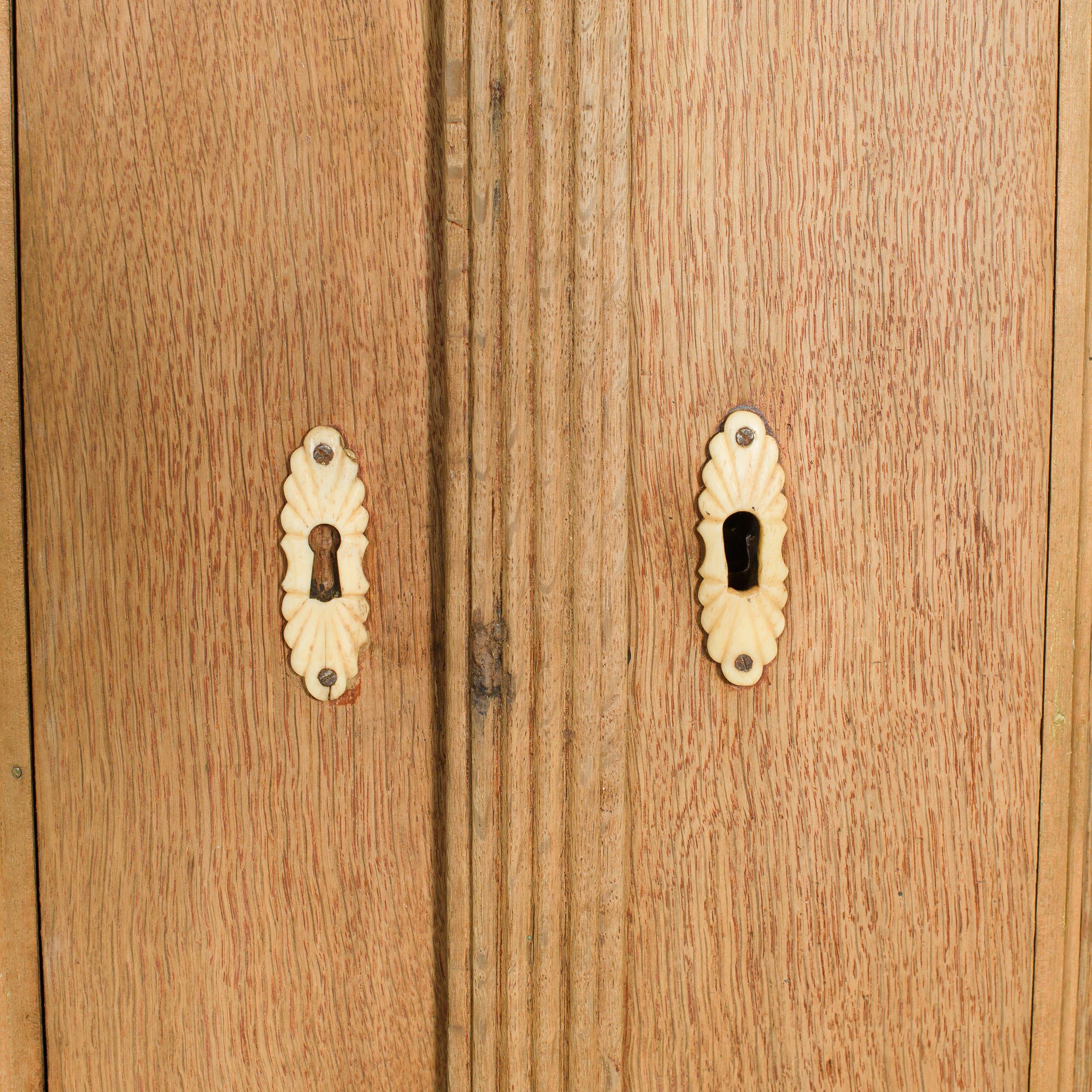 Francese Armadio francese vintage in Wood in vendita