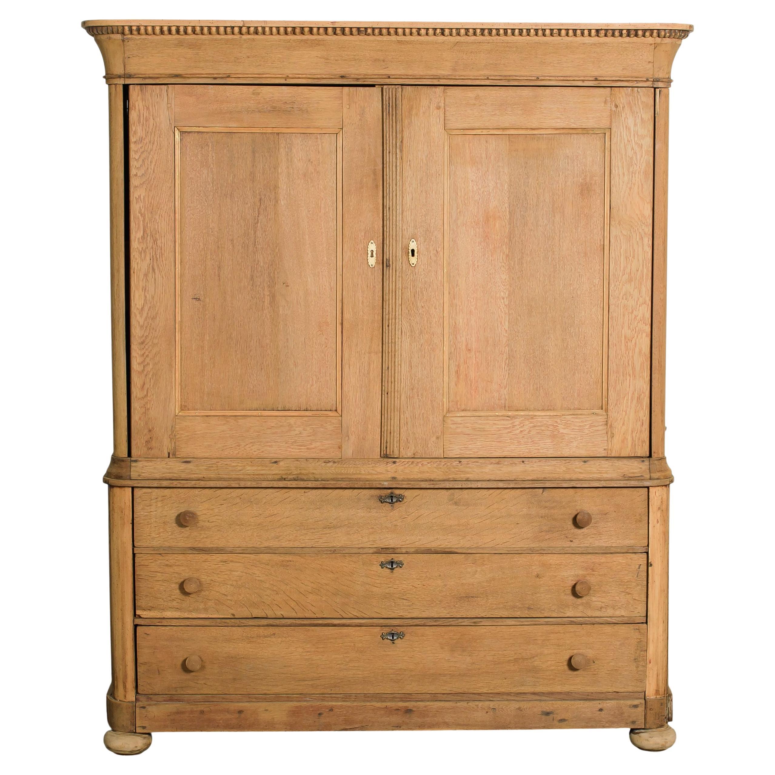 Vintage Französisch Wood Armoire