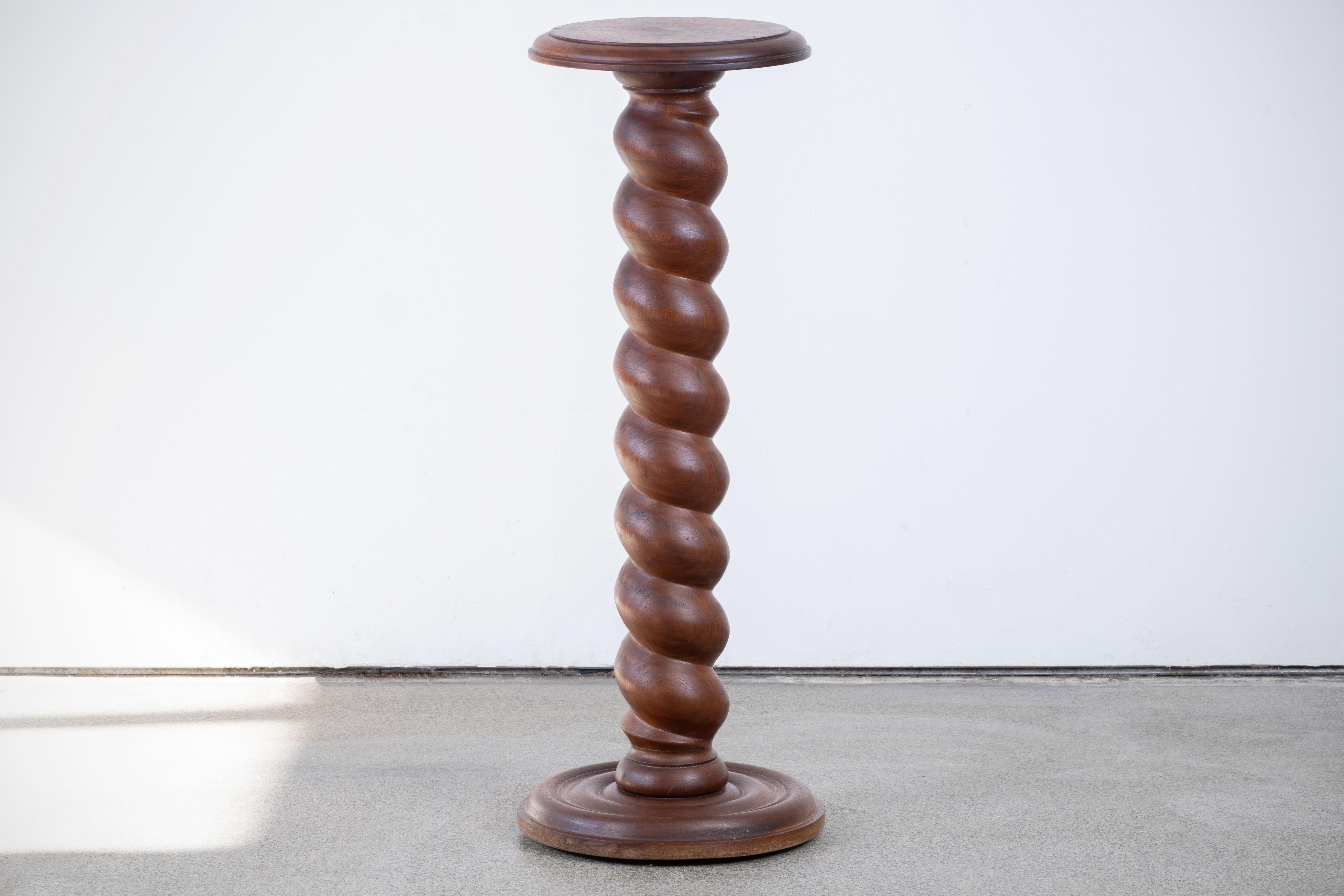 Table d'appoint ou Guéridon de style français.

Serait parfait comme petite table d'appoint dans un salon ou même pour servir de piédestal pour mettre une grande jardinière ou une sculpture.
Il est doté d'un socle tourné.