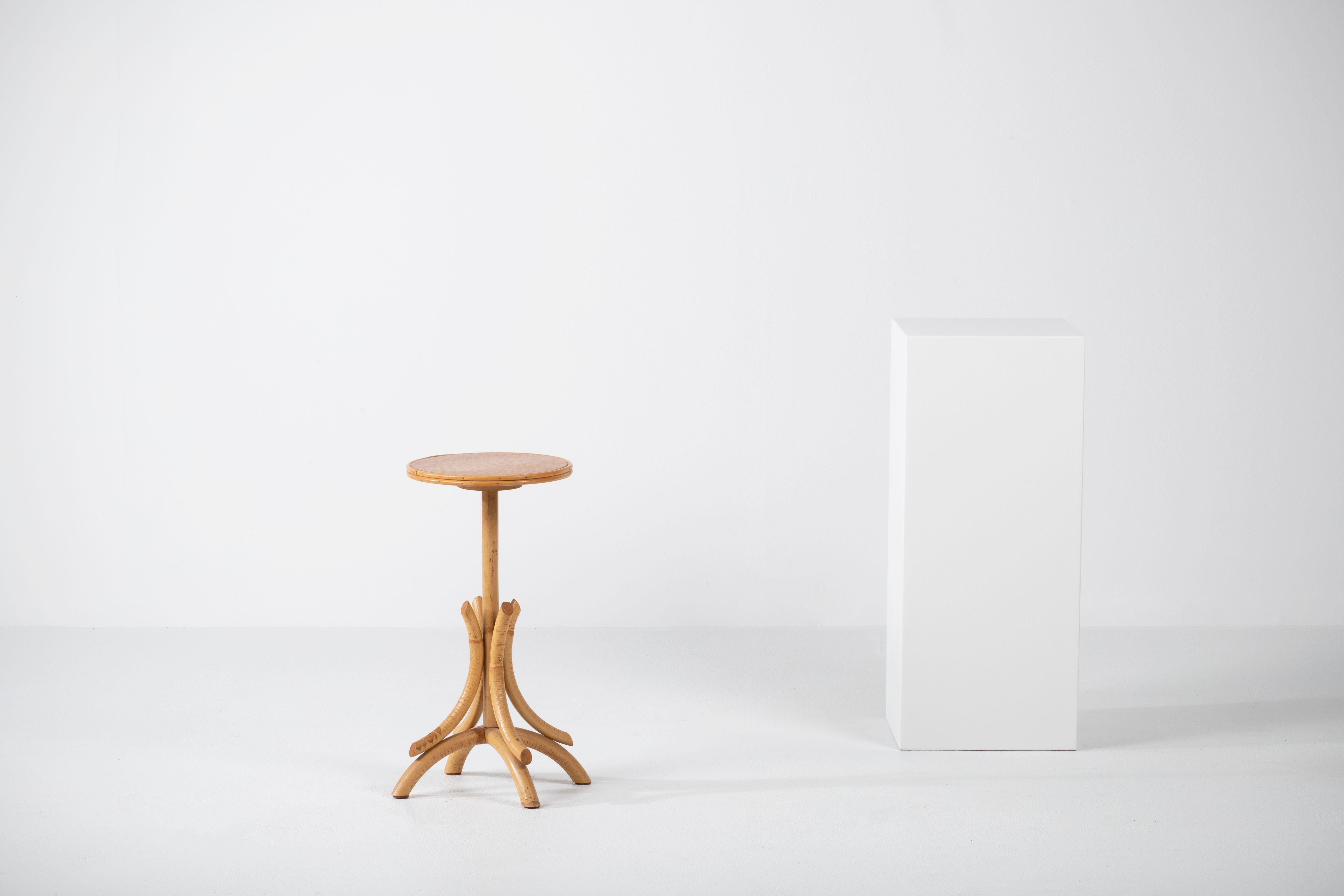 Table d'appoint française Vintage ou Guéridon.

Elle serait parfaite comme petite table d'appoint dans un salon ou même pour servir de piédestal à une grande jardinière ou à une sculpture.
Il est doté d'un socle tripode.