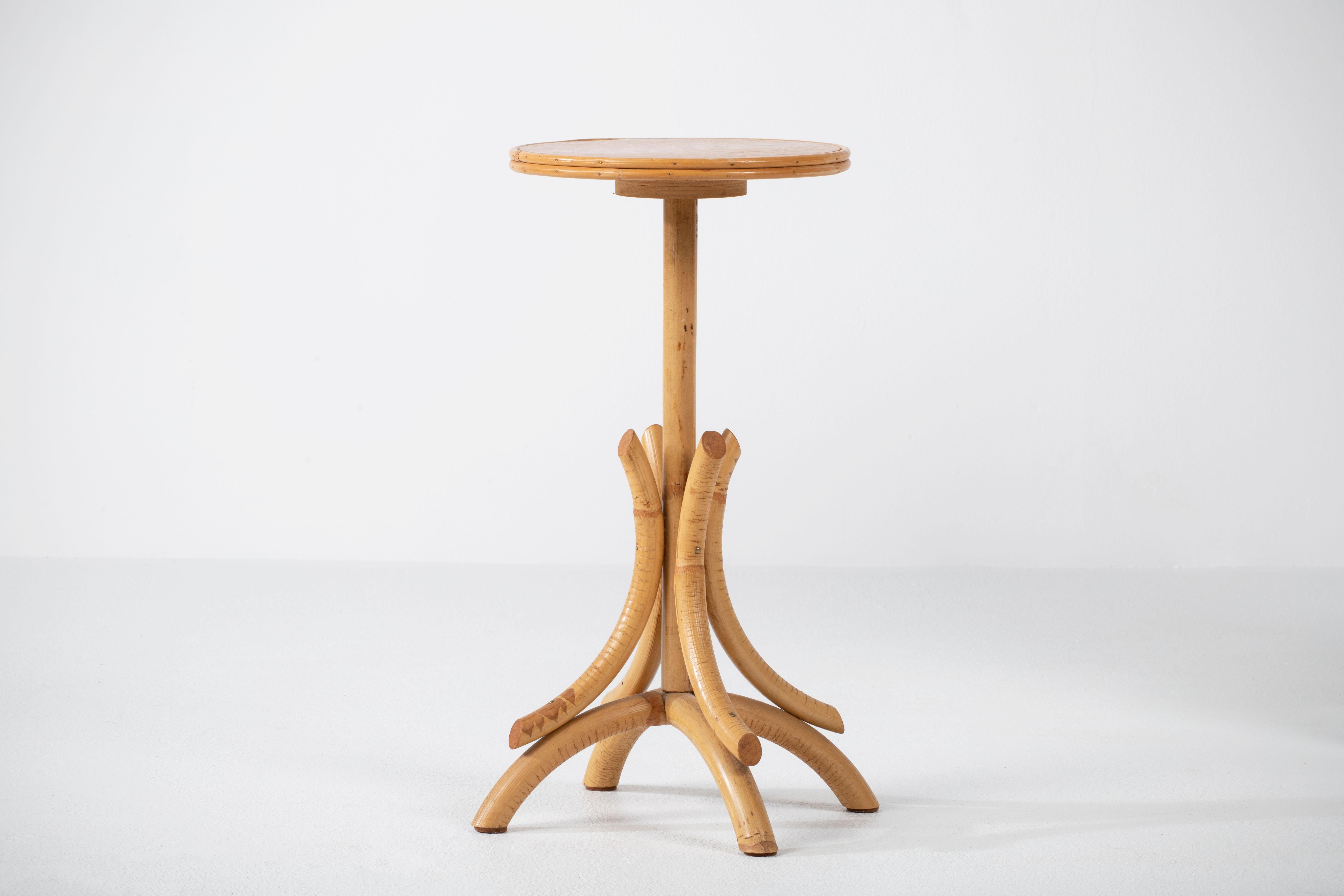 Provincial français Table d'appoint ou pidestal en bois franais vintage en vente