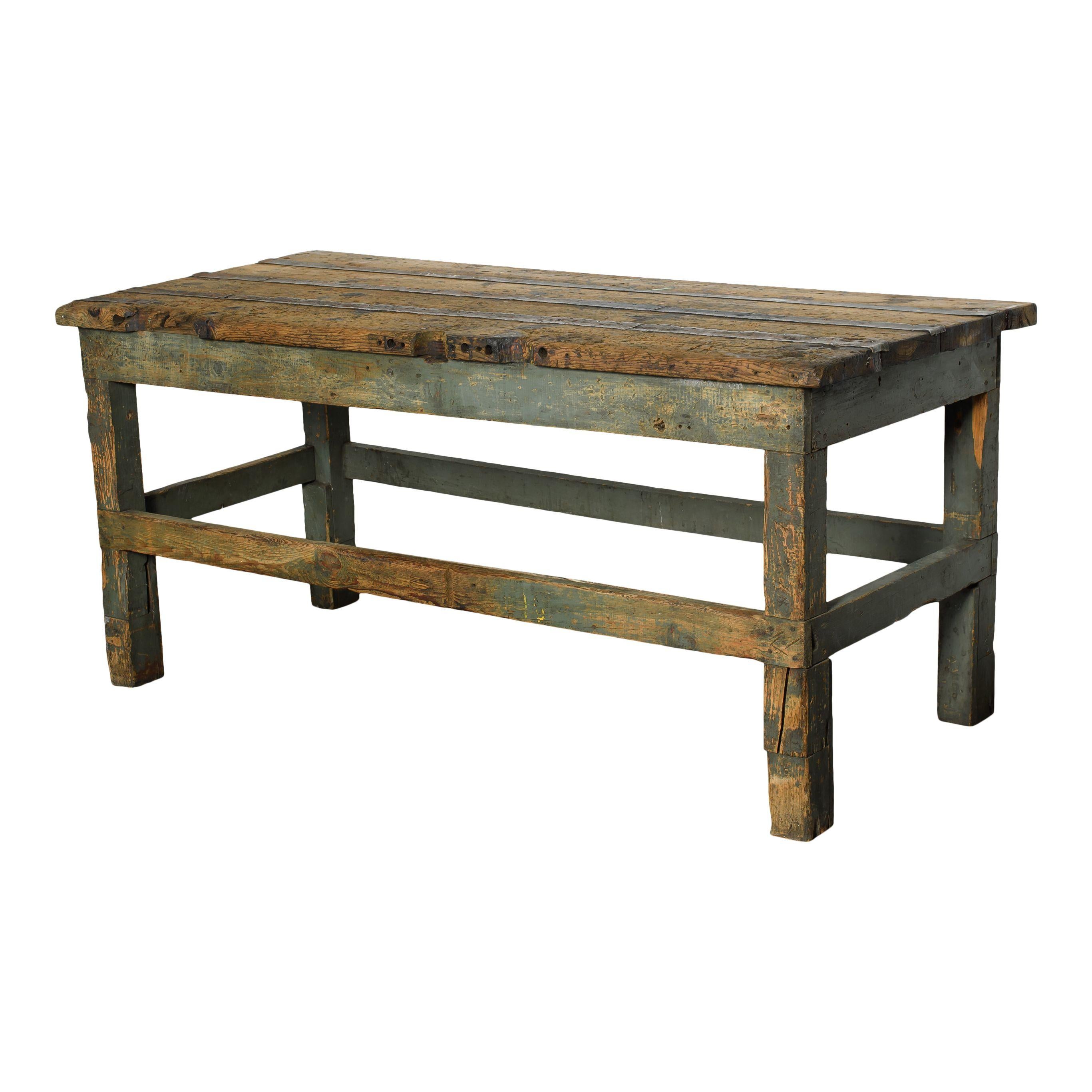 Mesa vintage de madera con pintura desconchada y detalles metálicos procedente de Francia. La sencilla parte superior rectangular y las patas de esta pieza la convierten en un básico vintage atemporal. La pintura desconchada es de un color gris frío
