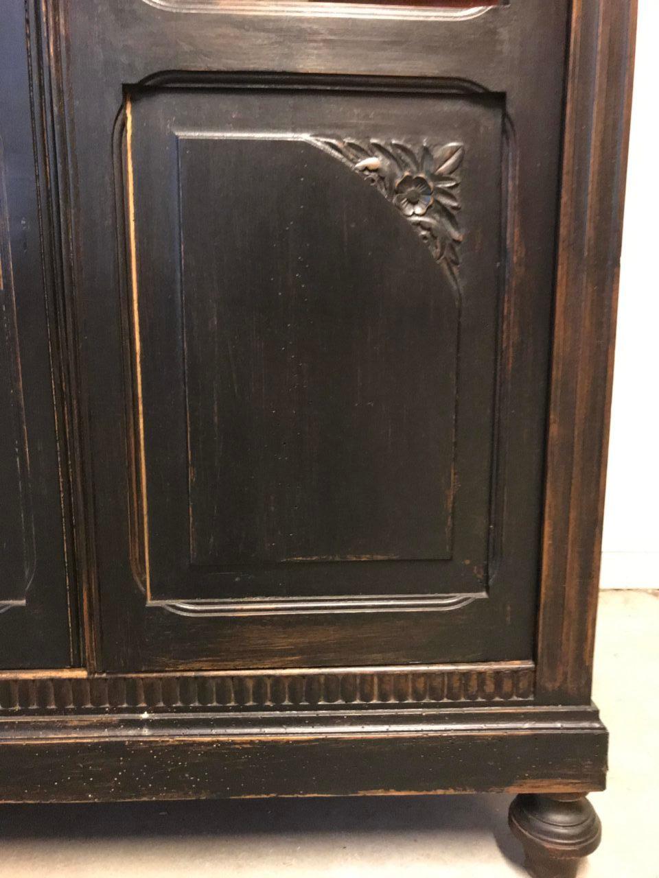 Charming and fine little French cabinet, with a super profile and detailed work. Consists of two cupboard doors with original glass. 3 practical shelves, and door locks.