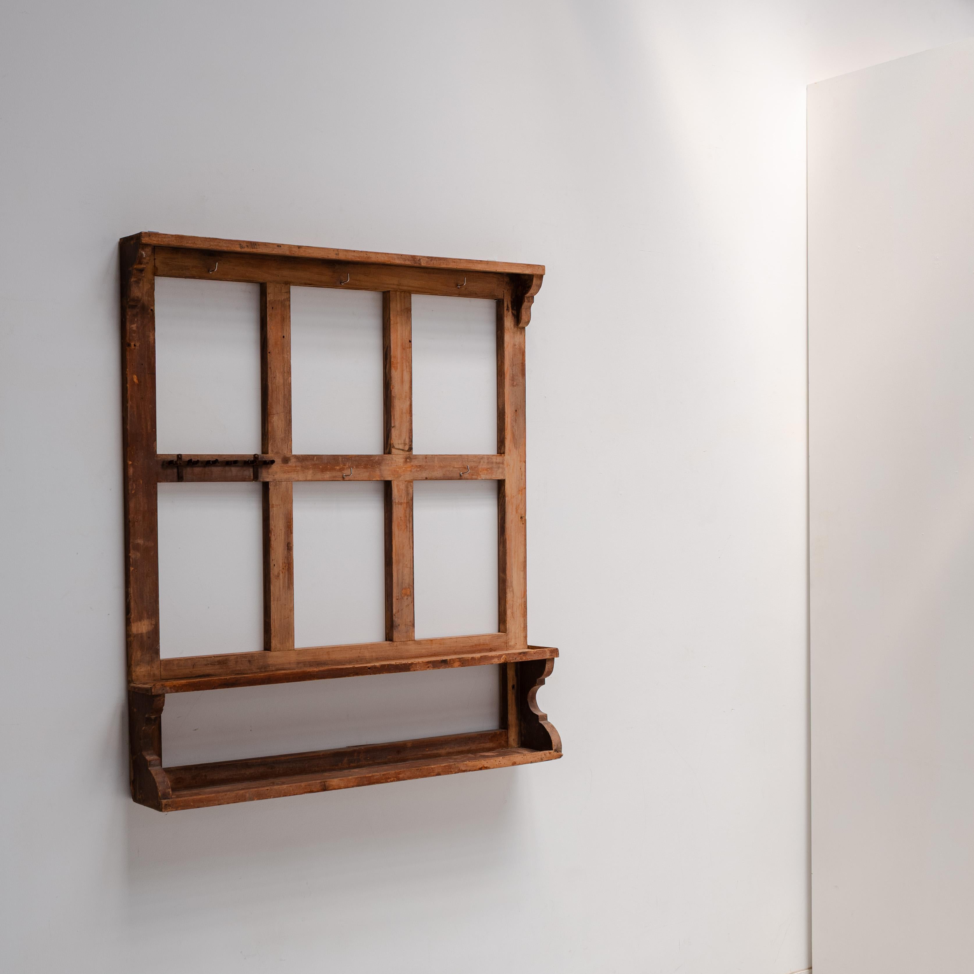 Vintage Französisch hölzerne Wand Display Rack, 1920er Jahre im Zustand „Gut“ im Angebot in Tokyo, Tokyo