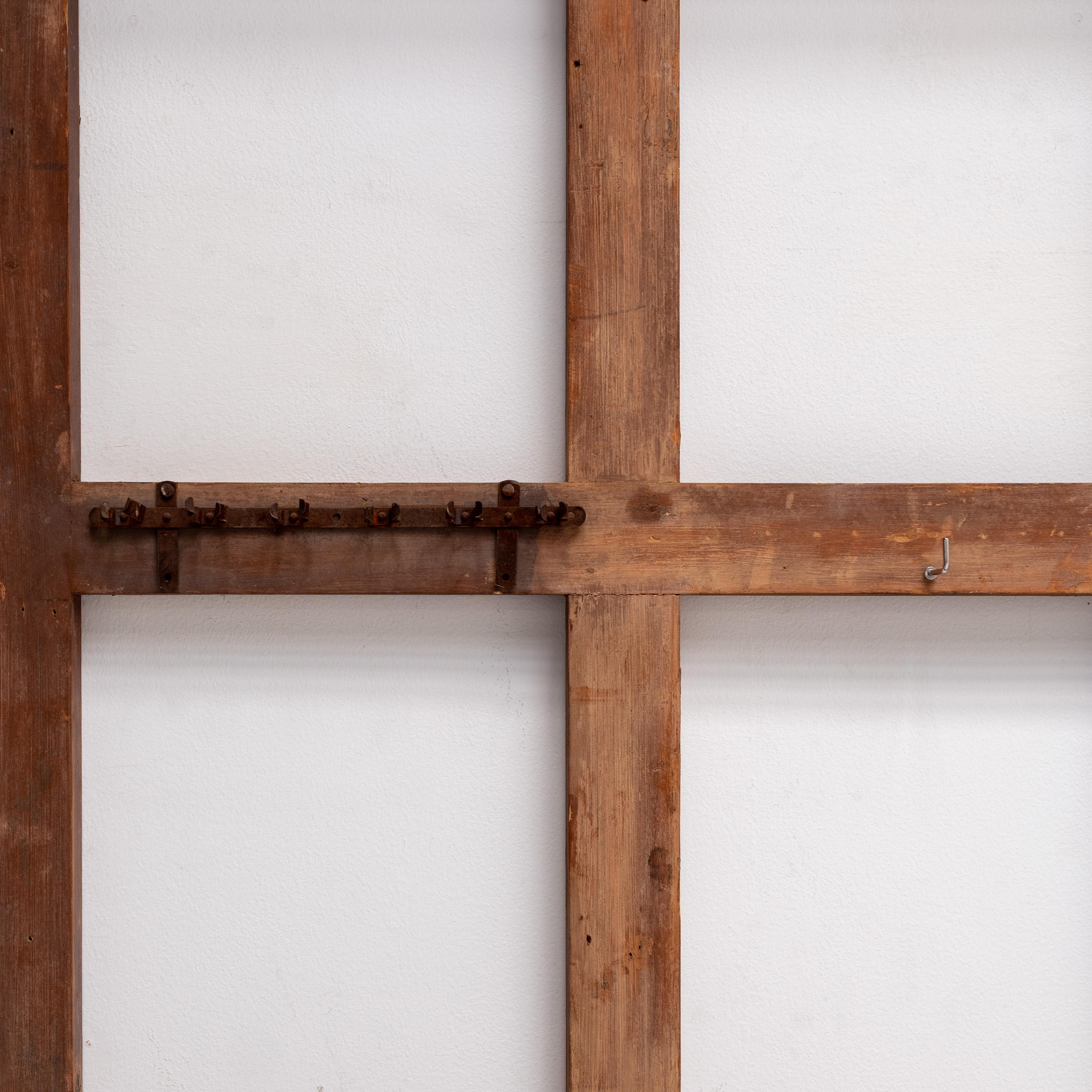Vintage Französisch hölzerne Wand Display Rack, 1920er Jahre (Holz) im Angebot