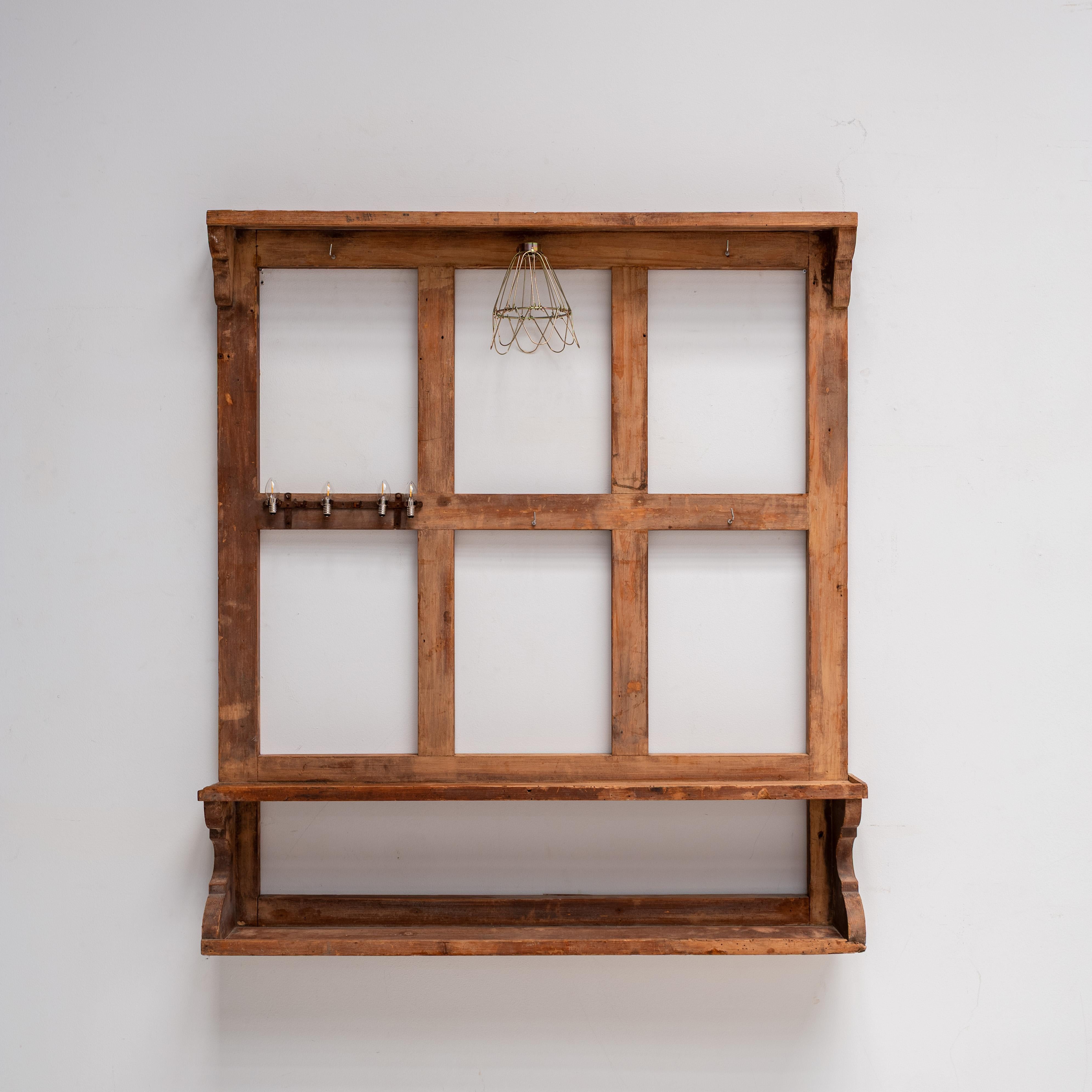 Vintage Französisch hölzerne Wand Display Rack, 1920er Jahre im Angebot 2