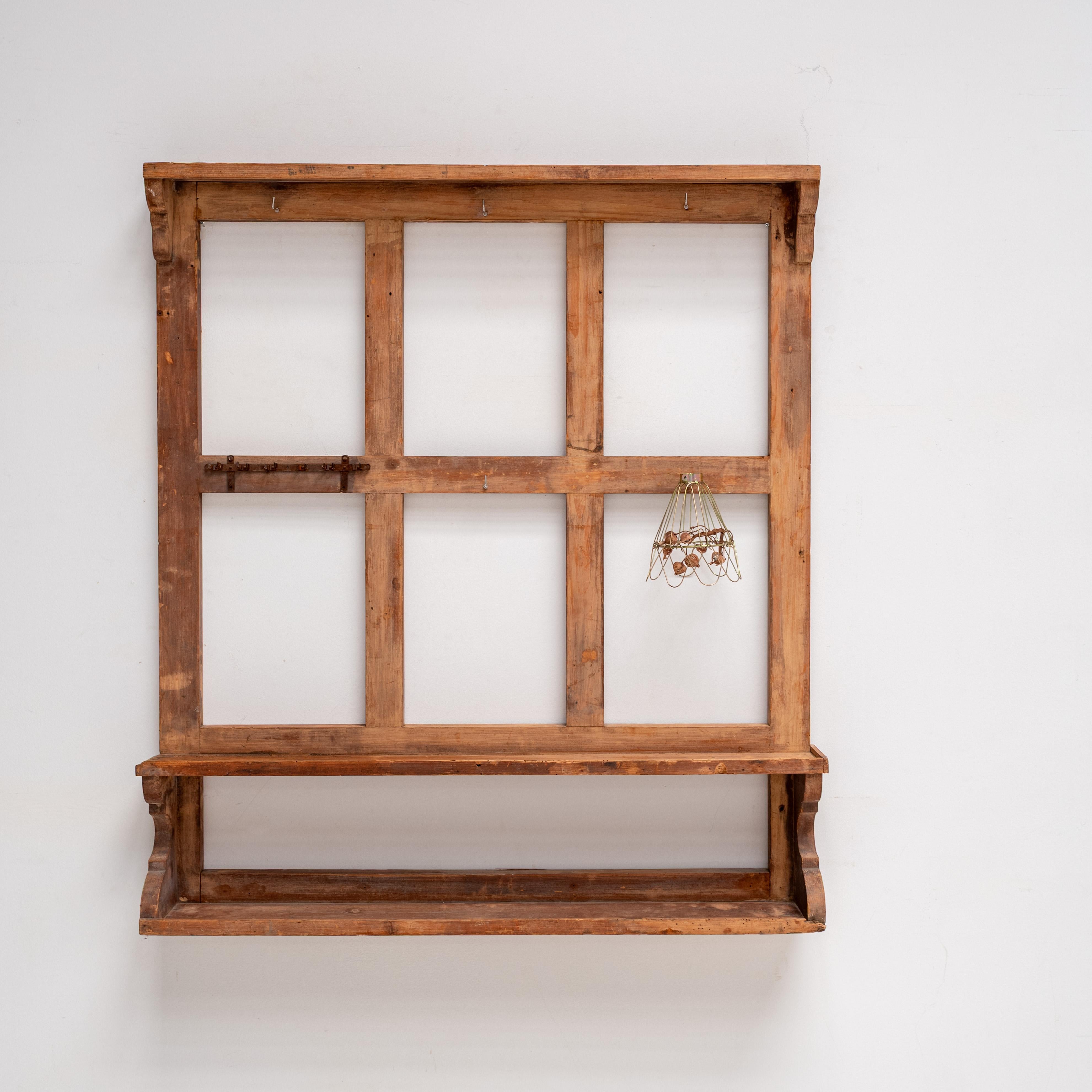 Vintage Französisch hölzerne Wand Display Rack, 1920er Jahre im Angebot 3