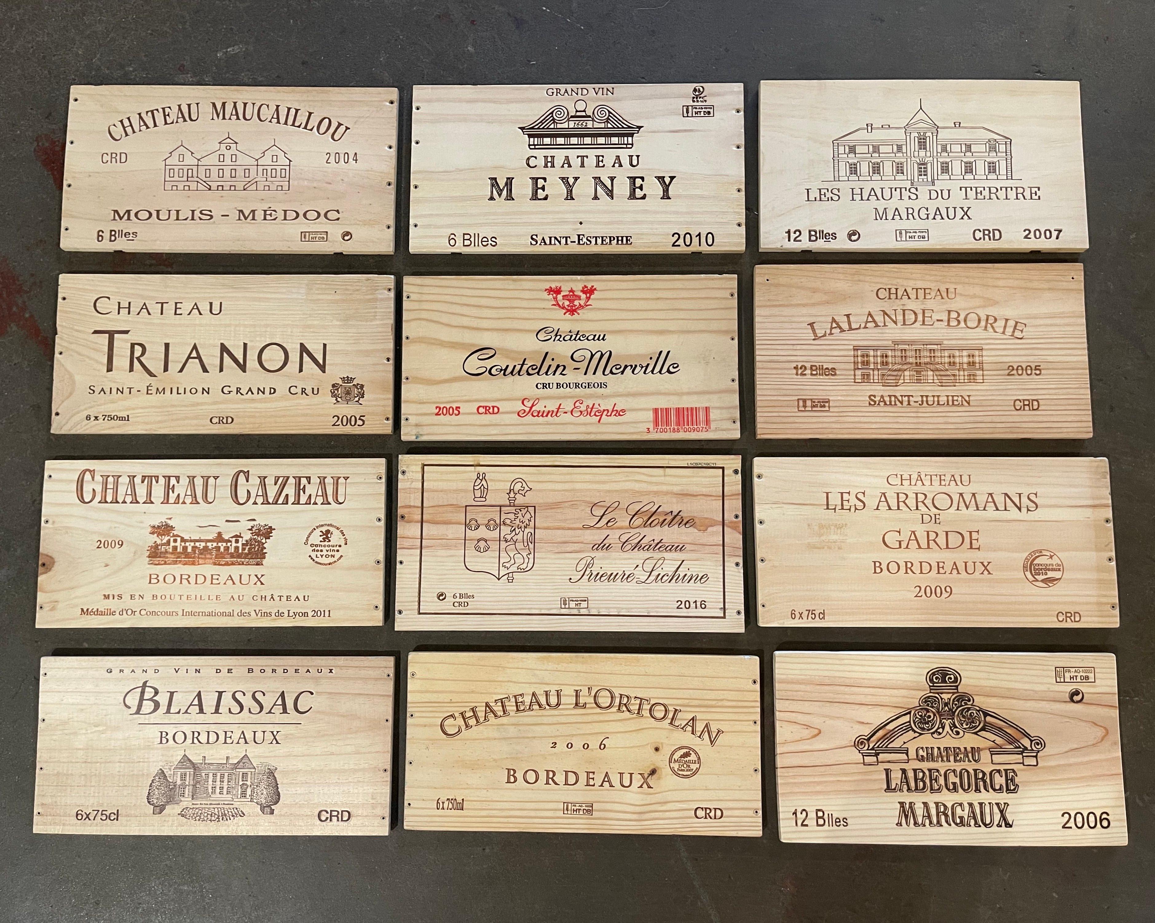 Boîte à vin et étiquettes françaises vintage en bois, lot de 12 Excellent état - En vente à Dallas, TX