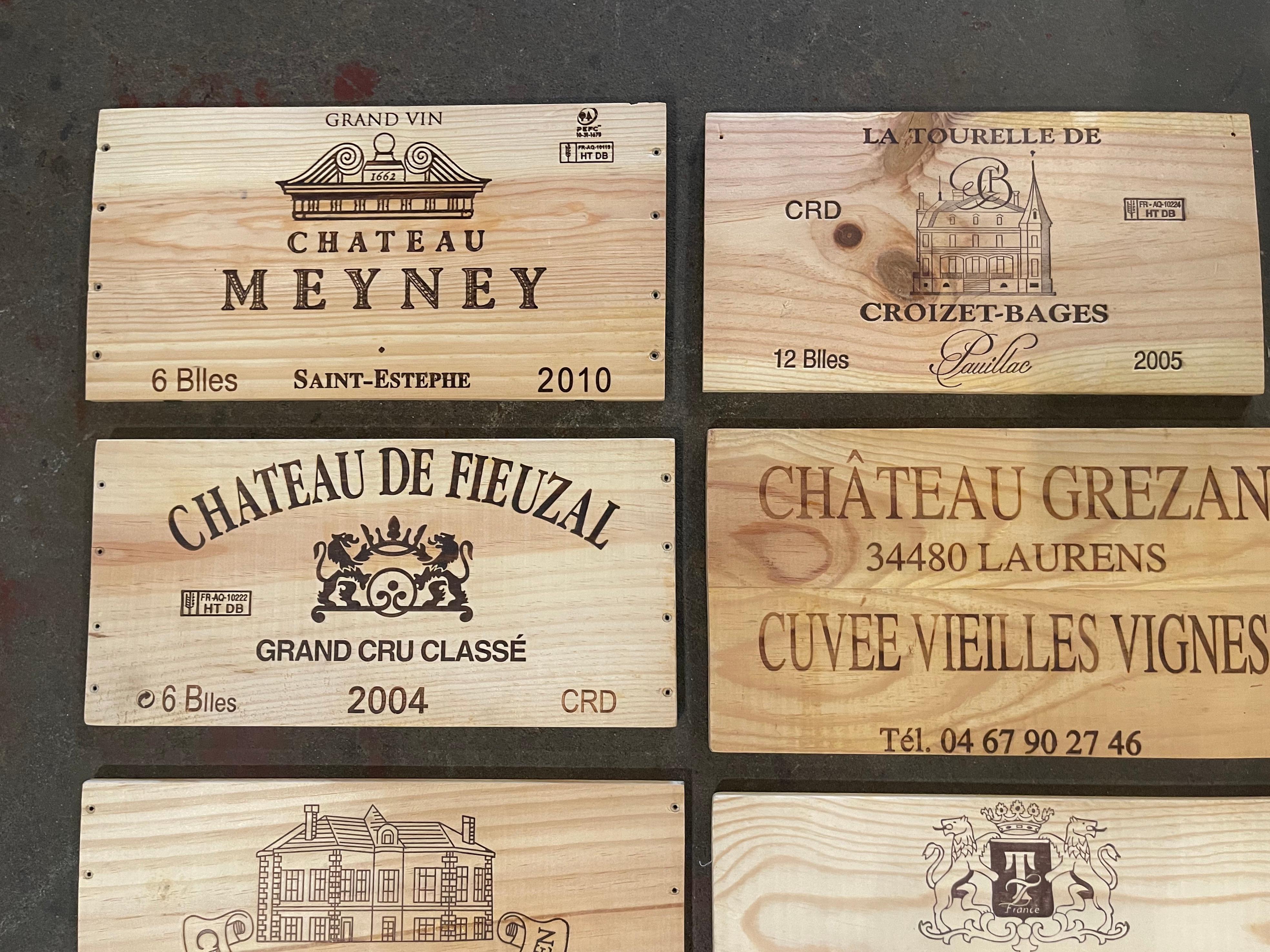 20ième siècle Boîte à vin et étiquettes françaises vintage en bois, lot de 12 en vente