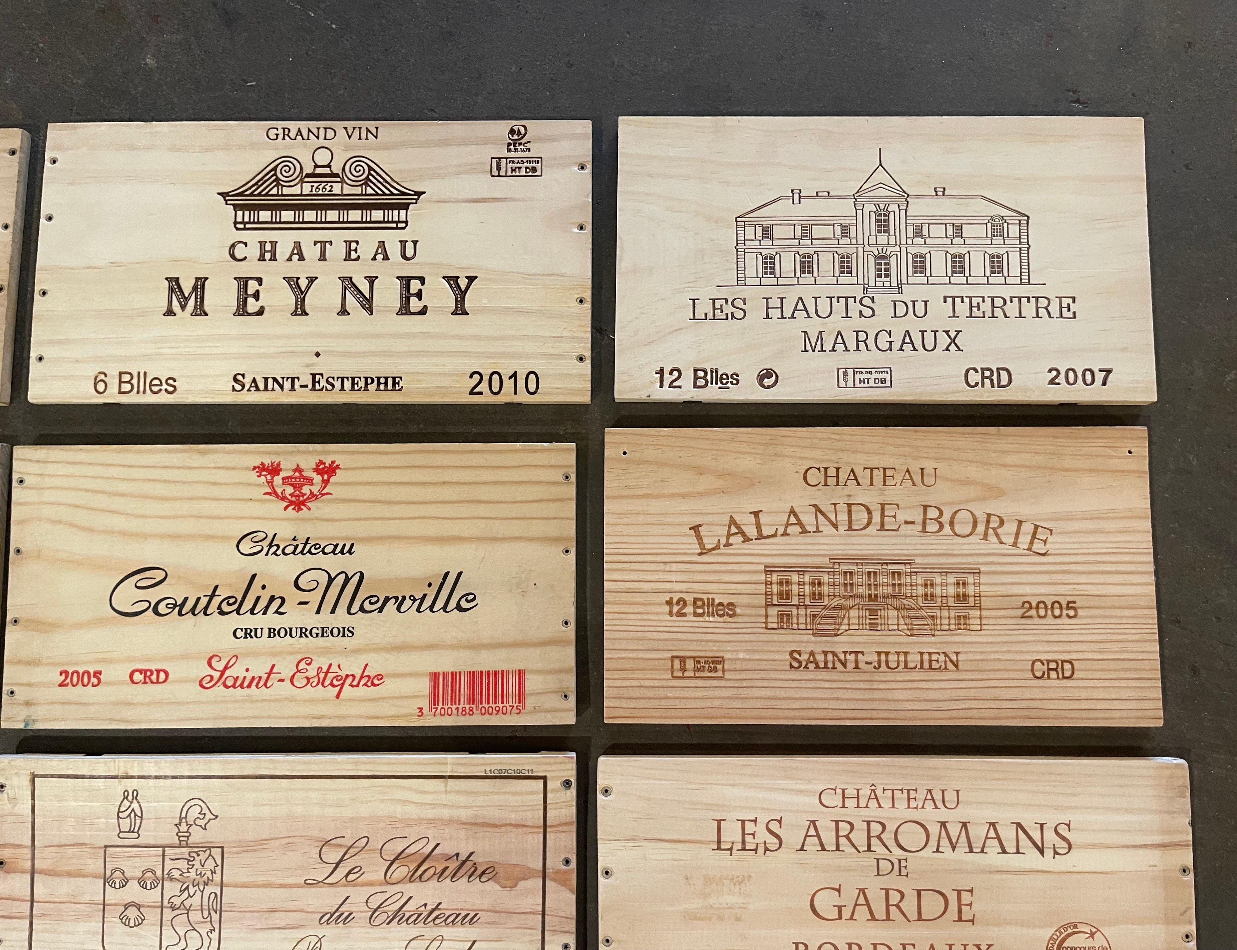 Bois Boîte à vin et étiquettes françaises vintage en bois, lot de 12 en vente