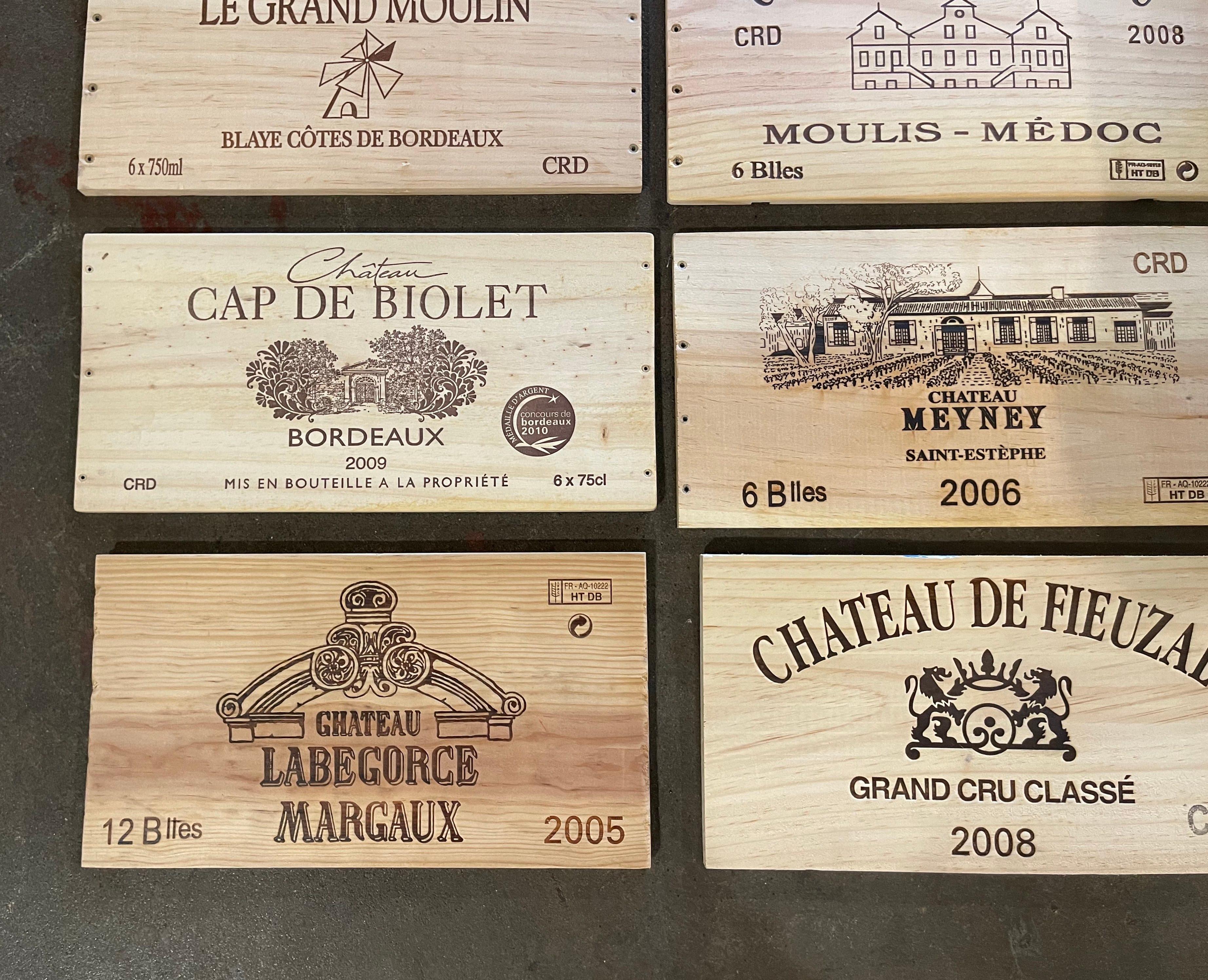 Boîte à vin et étiquettes françaises vintage en bois, lot de 12 en vente 1