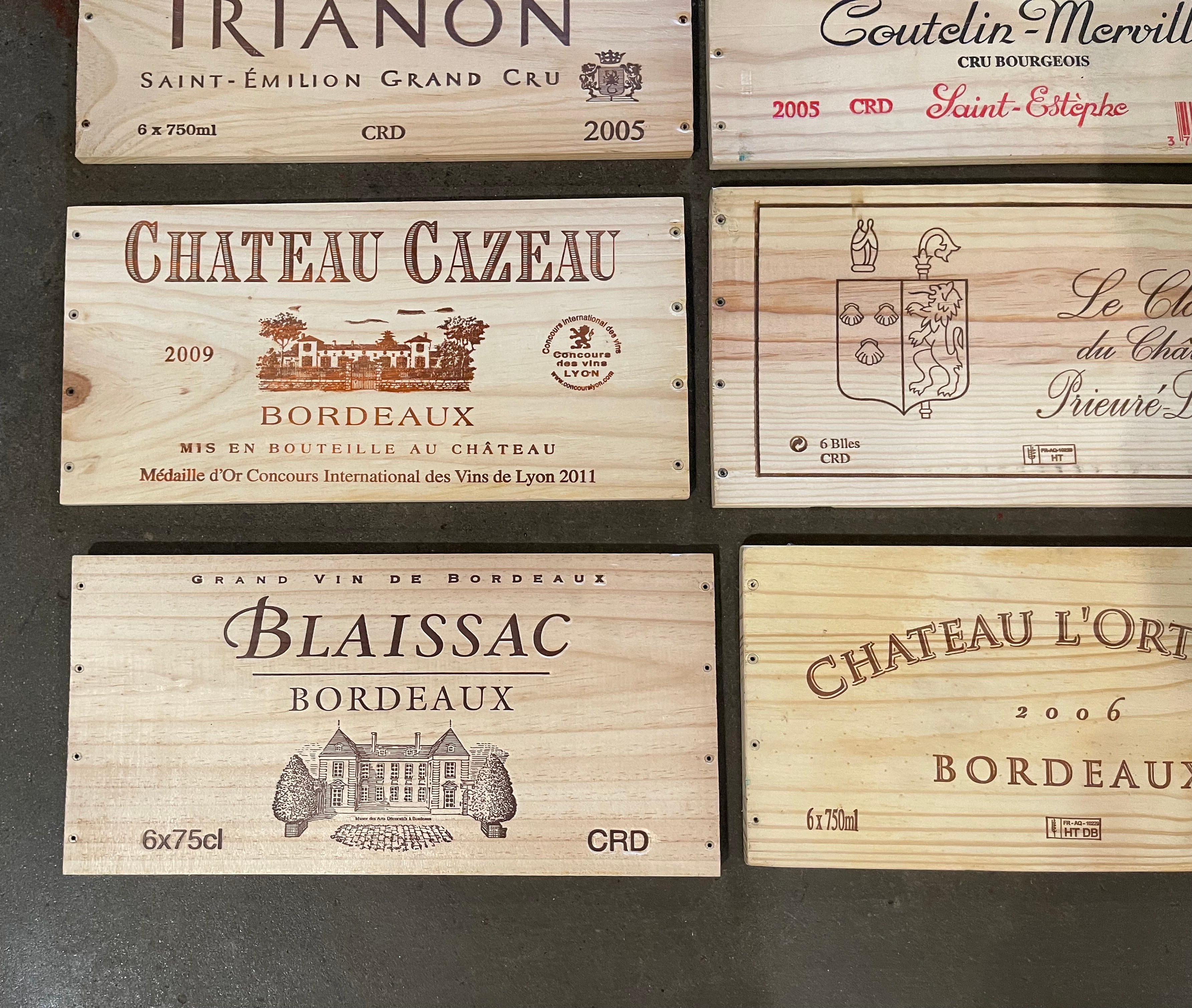 Boîte à vin et étiquettes françaises vintage en bois, lot de 12 en vente 1