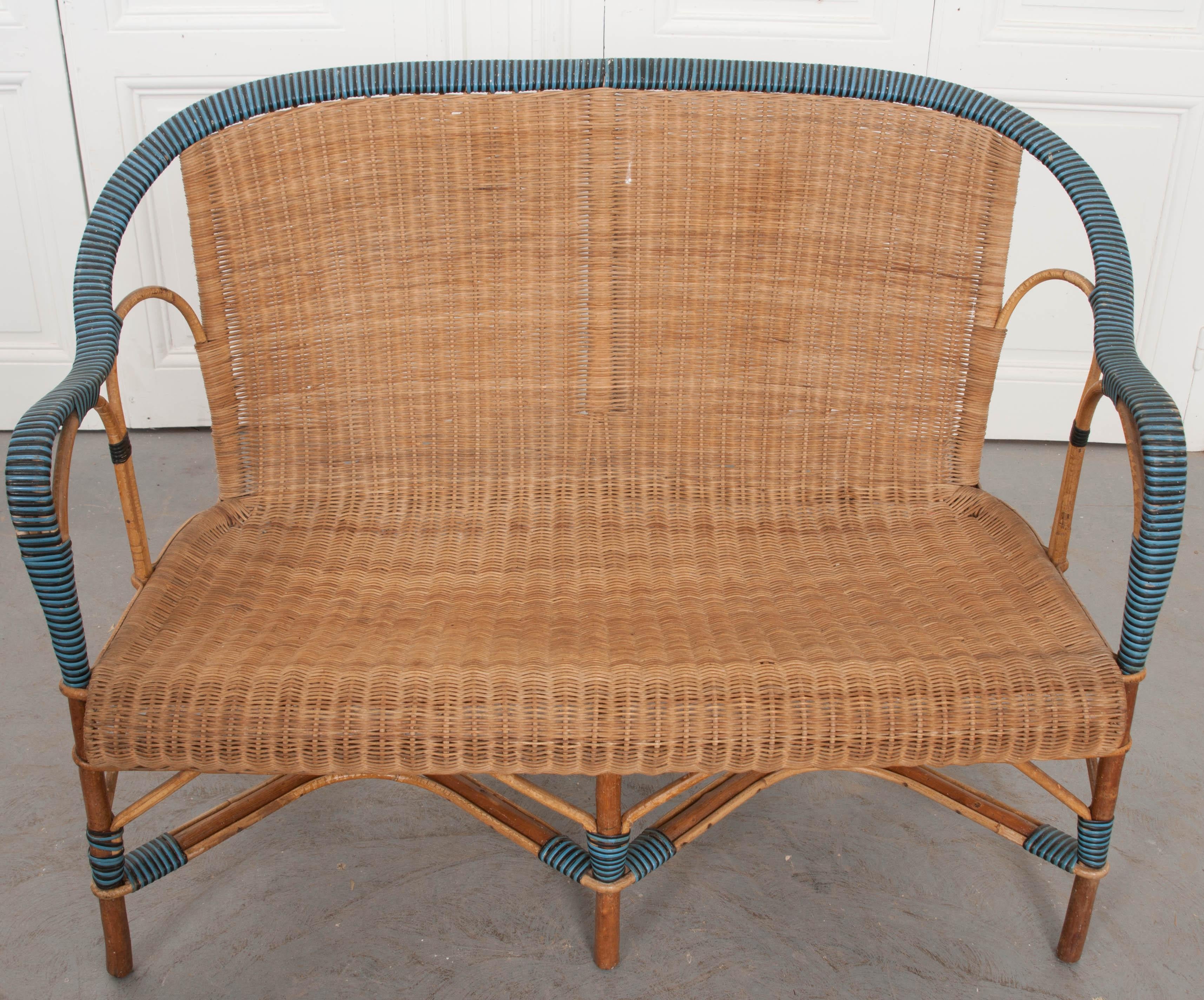 Dieses fantastische Vintage-Sofa aus französischem Rattan-Geflecht aus den 1930er Jahren:: das mit blau-schwarzem Caning akzentuiert ist:: würde einer Veranda oder einem Sonnenzimmer einen zeitlosen Touch verleihen!