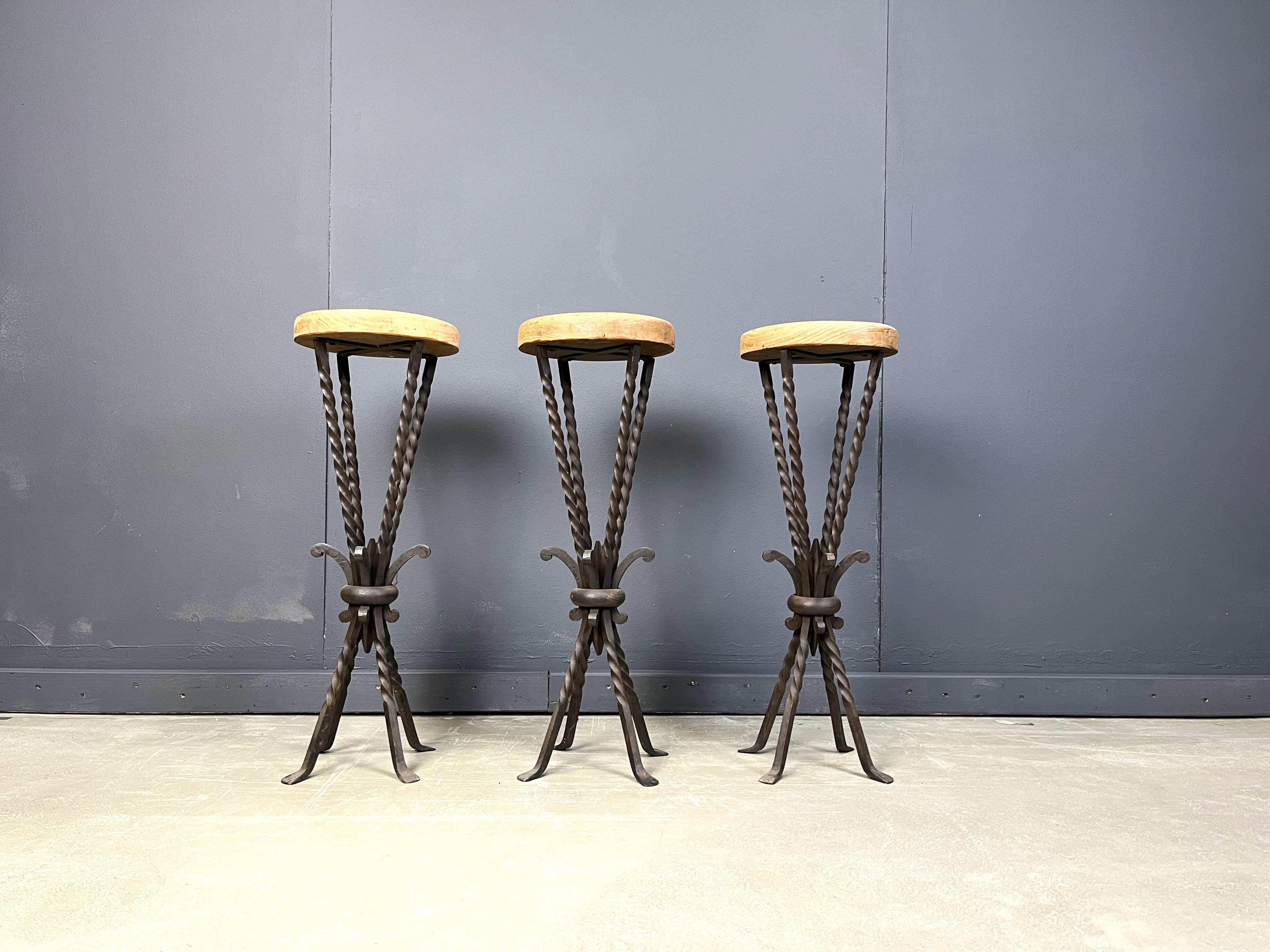 Sgabelli da bar vintage realizzati con una seduta rotonda in Oak e una bellissima base in ferro battuto ritorto con piedi eleganti.

1960s  - Francia

Condizioni molto buone e robuste

Dimensioni:
Altezza: 80 cm
Diametro: 25 cm

Rif.: 25041002

*Il