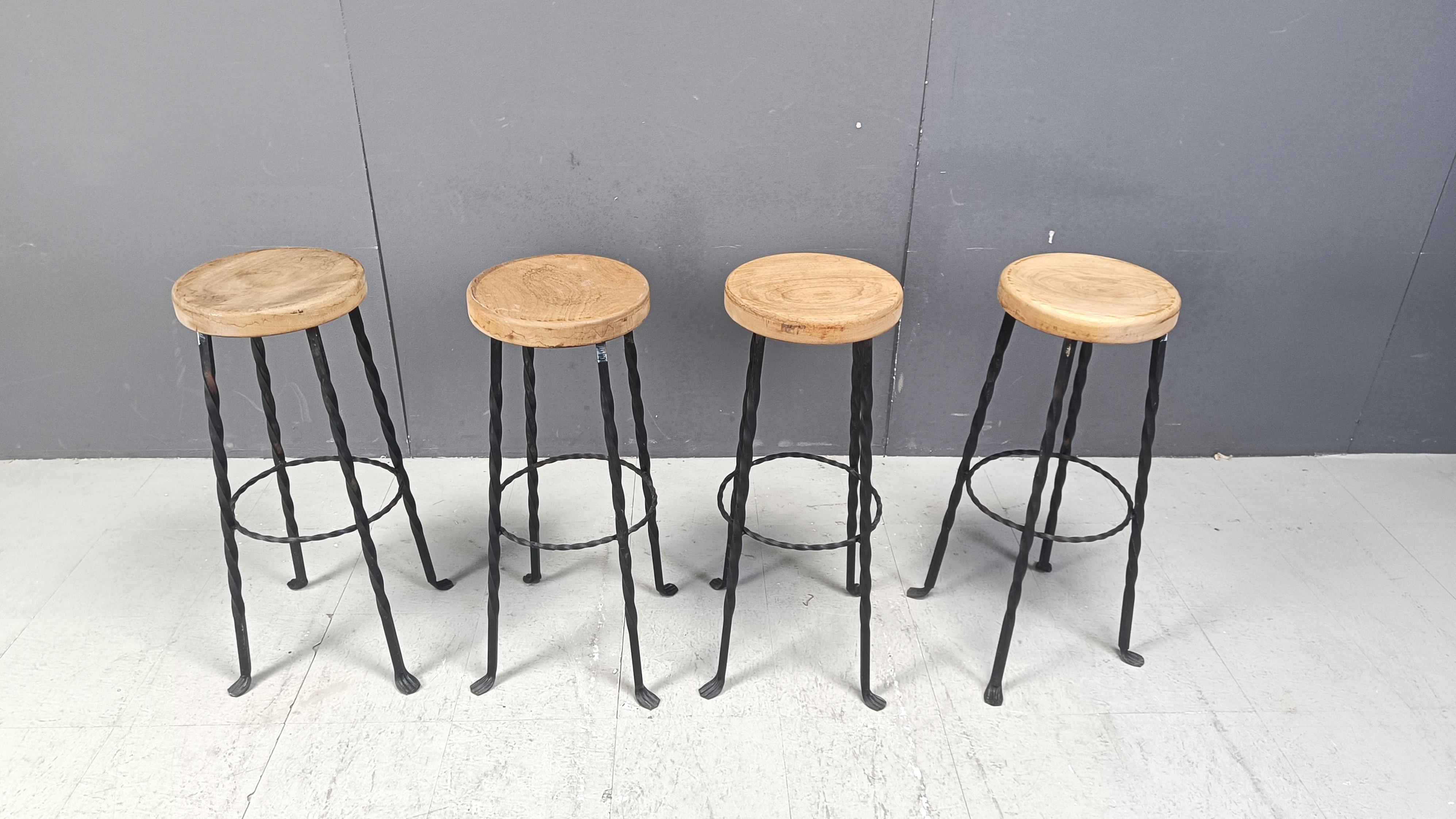 Sgabelli da bar vintage realizzati con una seduta rotonda in Oak e una bellissima base in ferro battuto ritorto con piedi eleganti.

1960s  - Francia

Condizioni molto buone e robuste

Dimensioni:
Altezza: 79 cm
Diametro: 40 cm

Rif.: