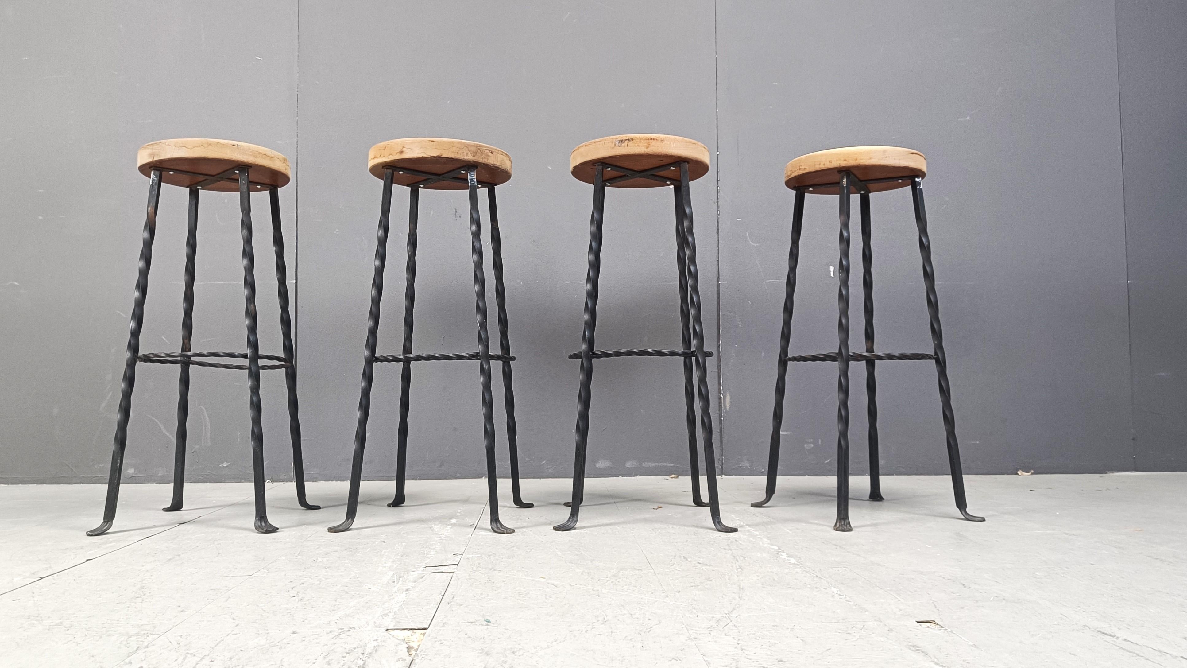 Sgabelli da bar francesi d'epoca in ferro battuto, anni '60 - set da 4 In condizioni buone in vendita a Leuven, Vlaams Gewest