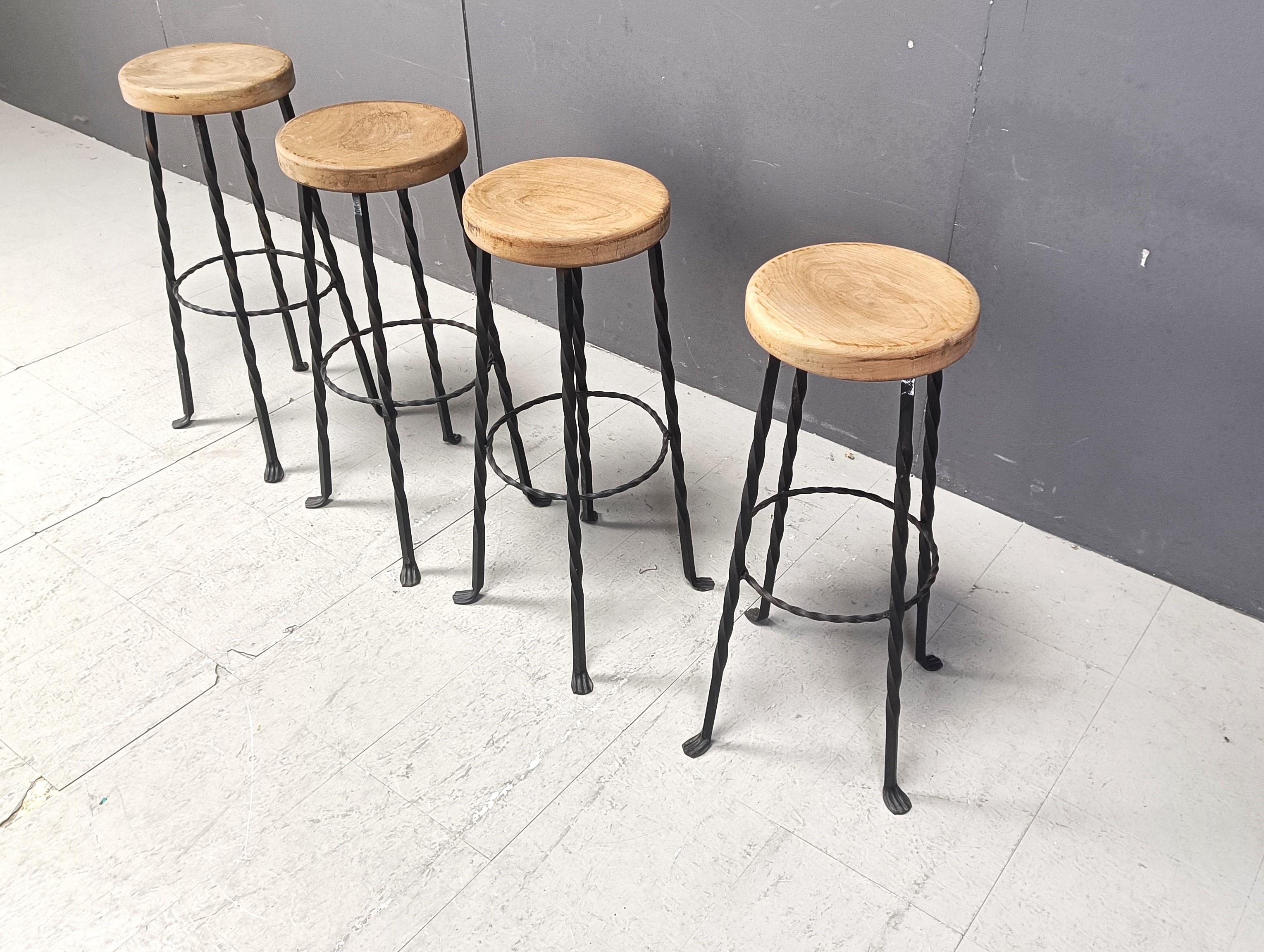Metà XX secolo Sgabelli da bar francesi d'epoca in ferro battuto, anni '60 - set da 4 in vendita