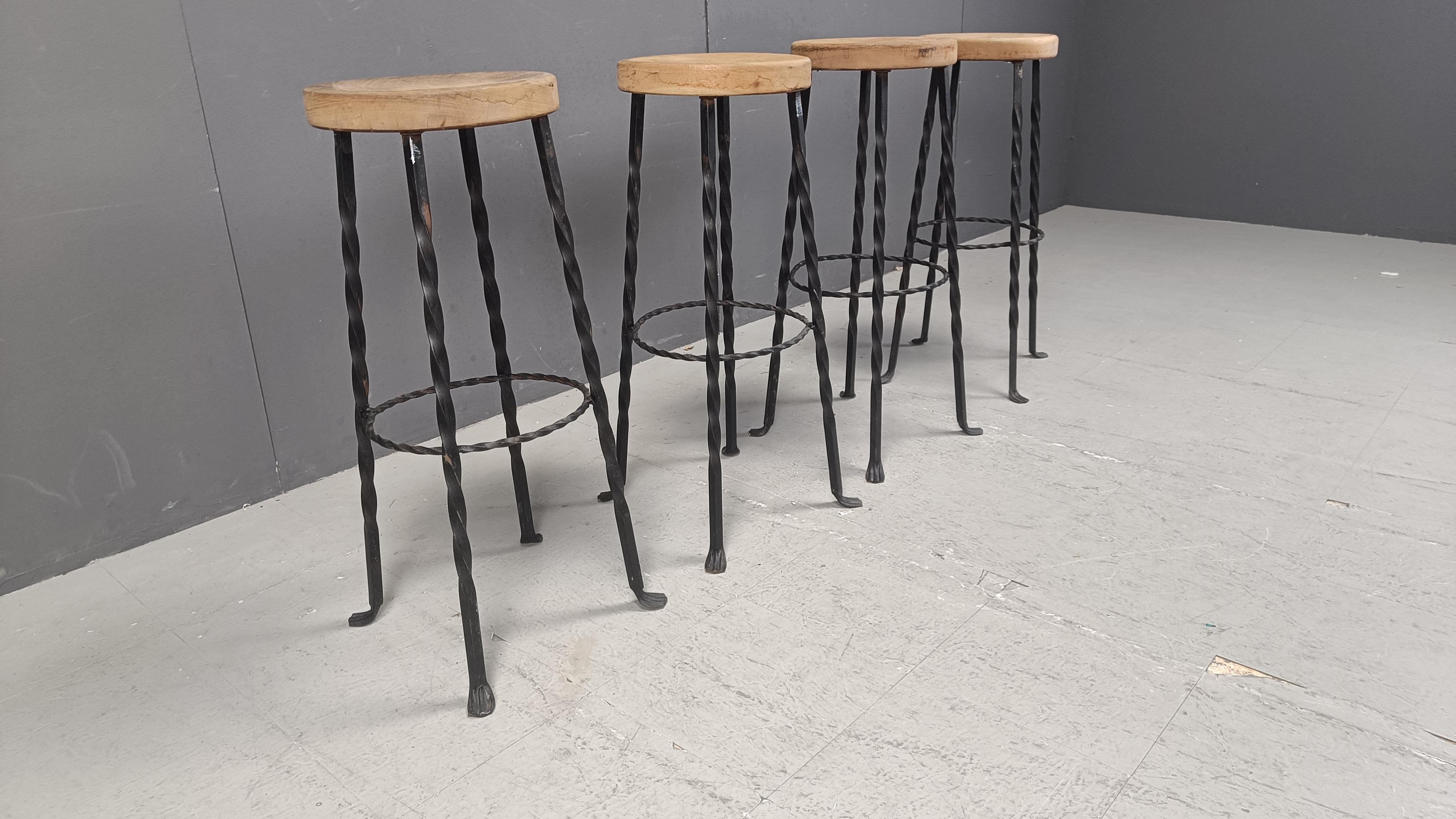 Sgabelli da bar francesi d'epoca in ferro battuto, anni '60 - set da 4 in vendita 1