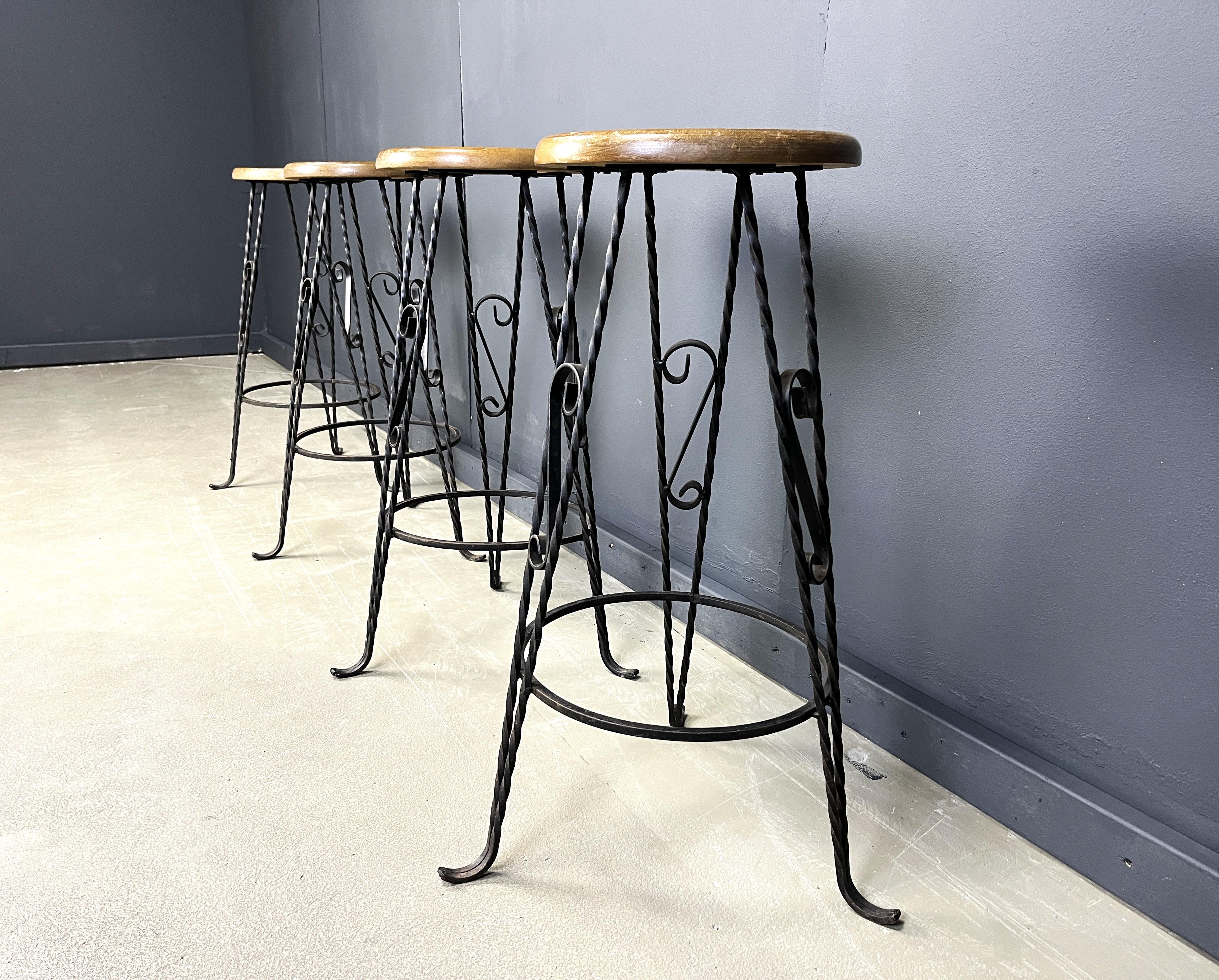 Sgabelli da bar francesi d'epoca in ferro battuto, anni '60 - set da 4 in vendita 1