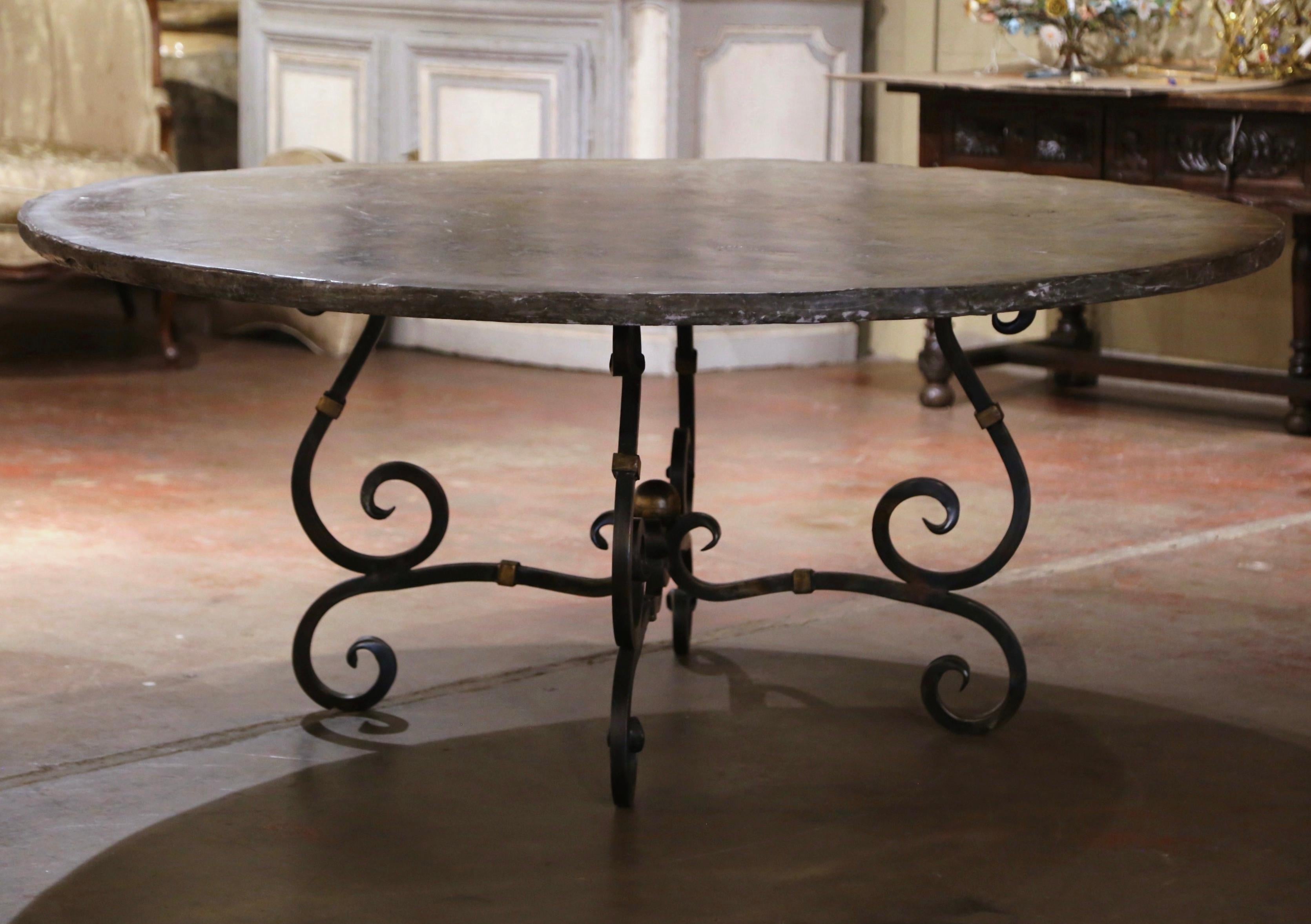 Rehaussez votre salle à manger ou votre salle de petit déjeuner avec cette table vintage exquise. Fabriquée en France, vers 1980, cette grande table est dotée d'une base magnifiquement conçue en fer forgé cuit à volutes, présentant des courbes