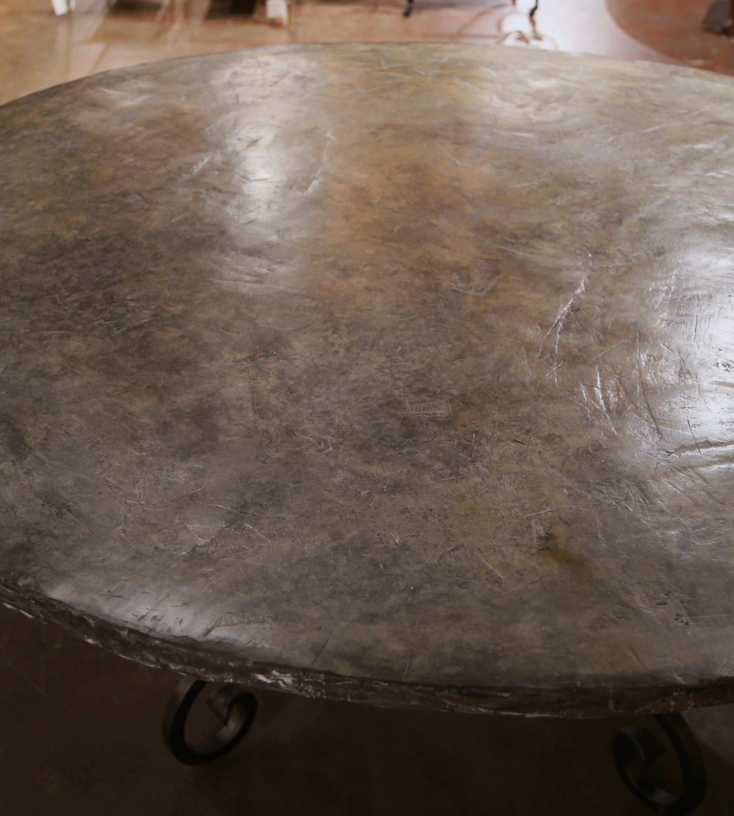 Louis XV Table de salle à manger française vintage avec base en fer forgé et plateau en fausse pierre en vente