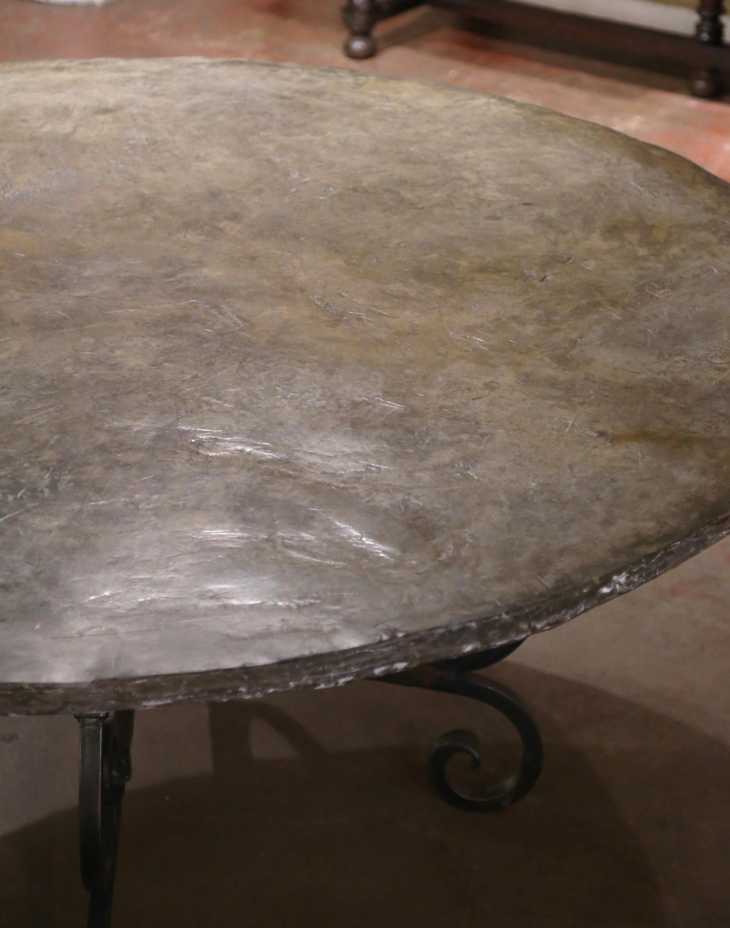 Fer forgé Table de salle à manger française vintage avec base en fer forgé et plateau en fausse pierre en vente