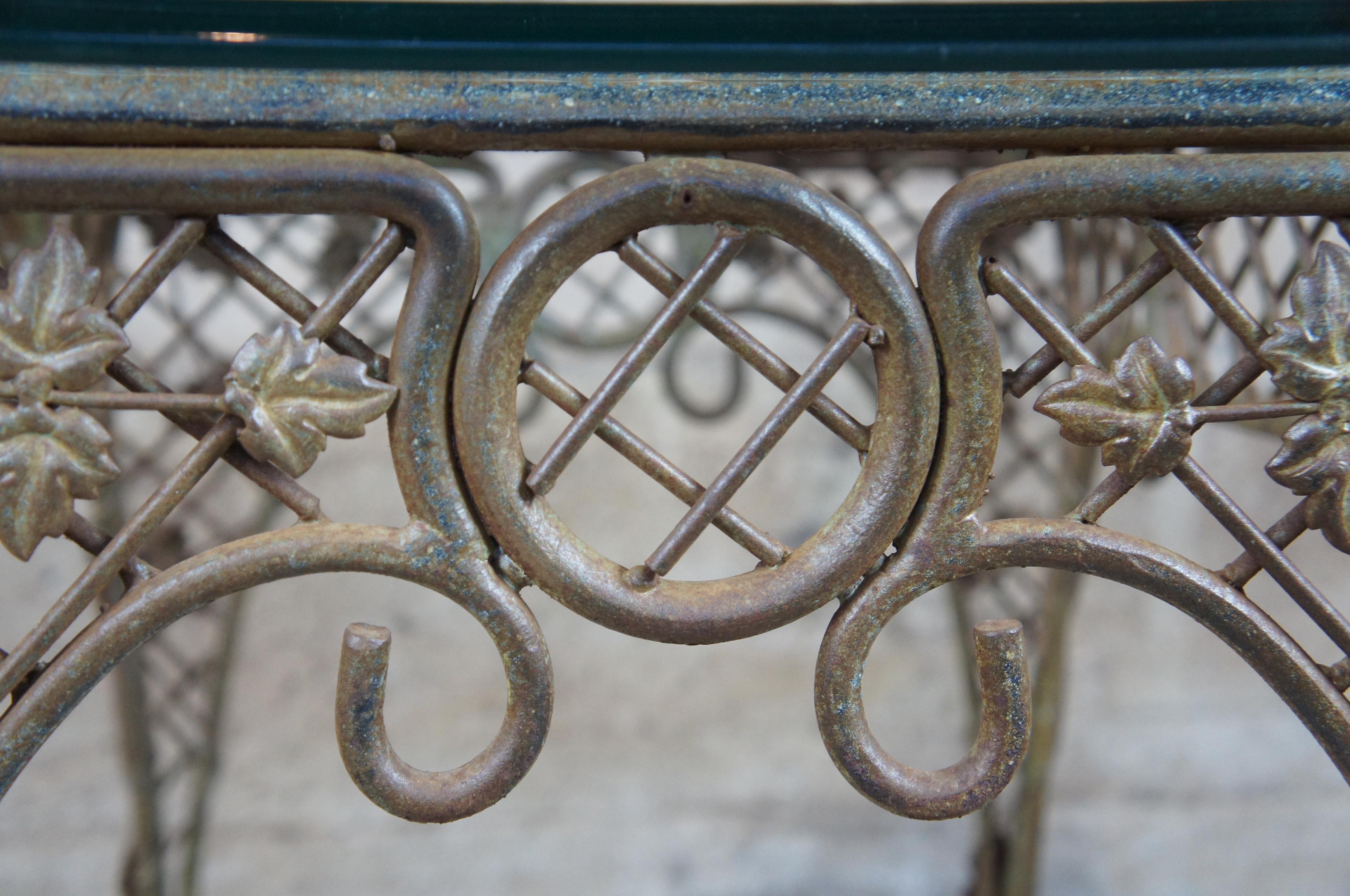 Vintage French Wrought Iron Lattice Maple Leaf Design Outdoor Side Patio Table In Good Condition In Dayton, OH