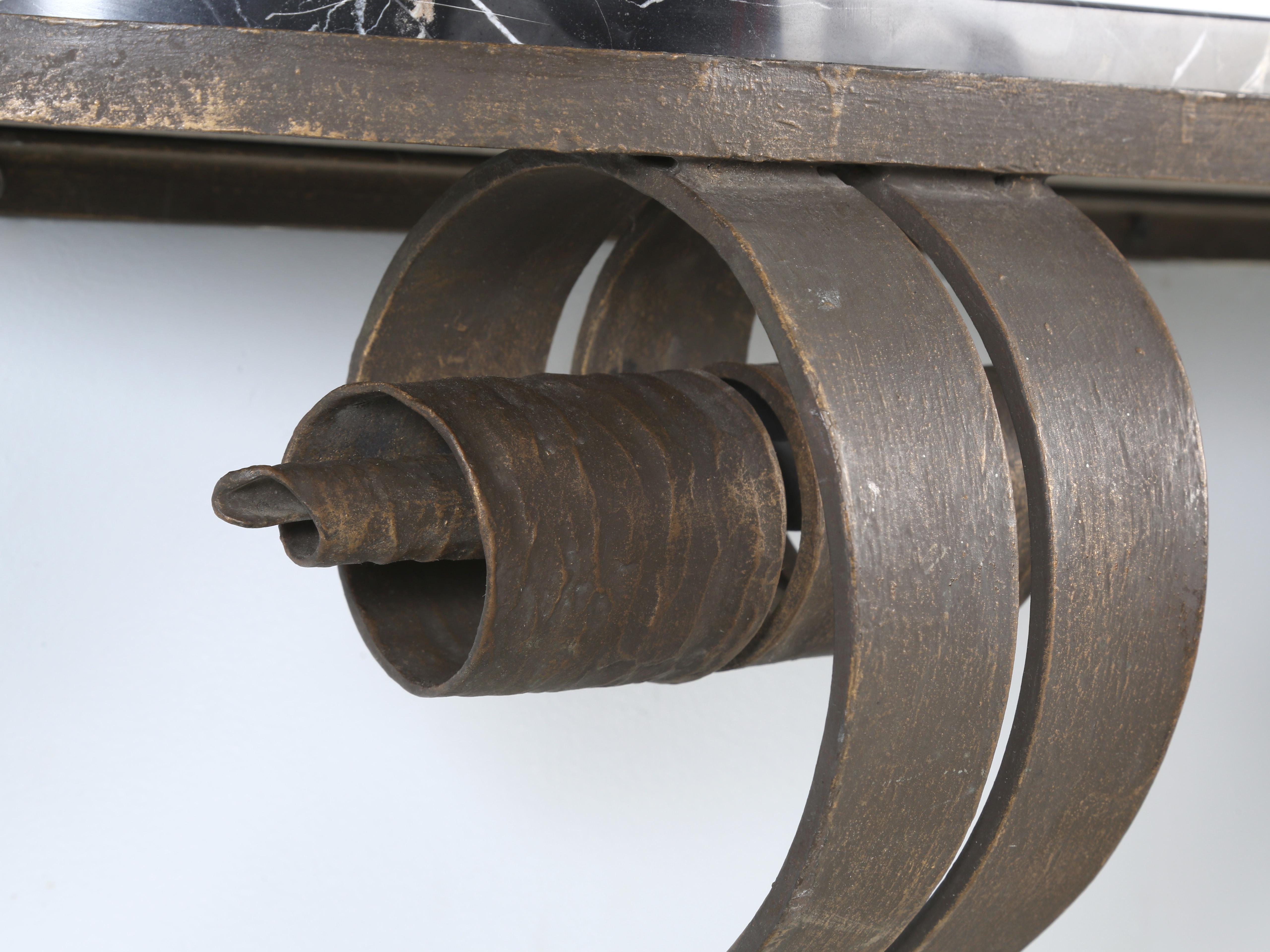 Console murale française en fer forgé avec finition en bronze des années 1940 en vente 2