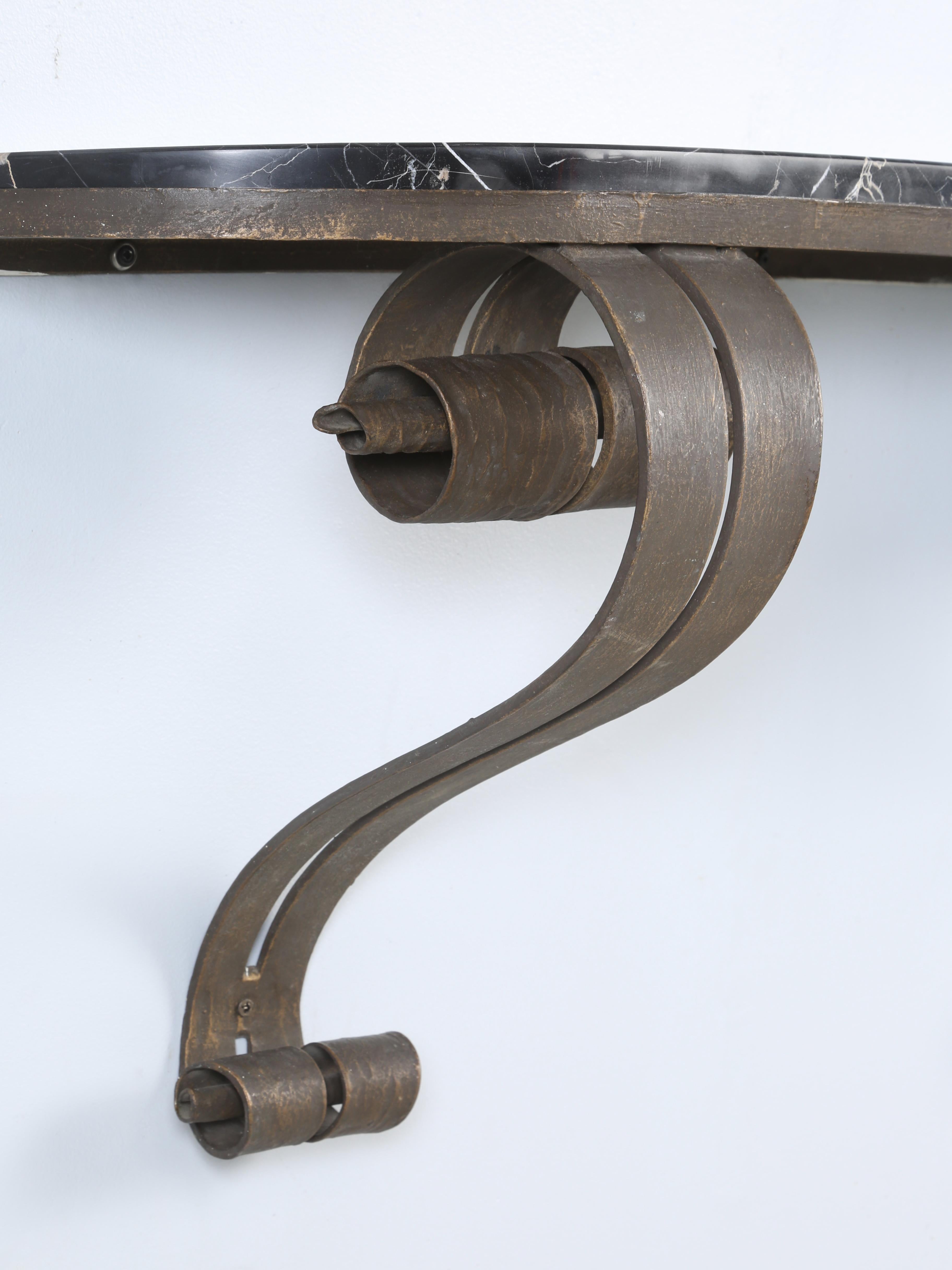 Console murale française en fer forgé avec finition en bronze des années 1940 en vente 3