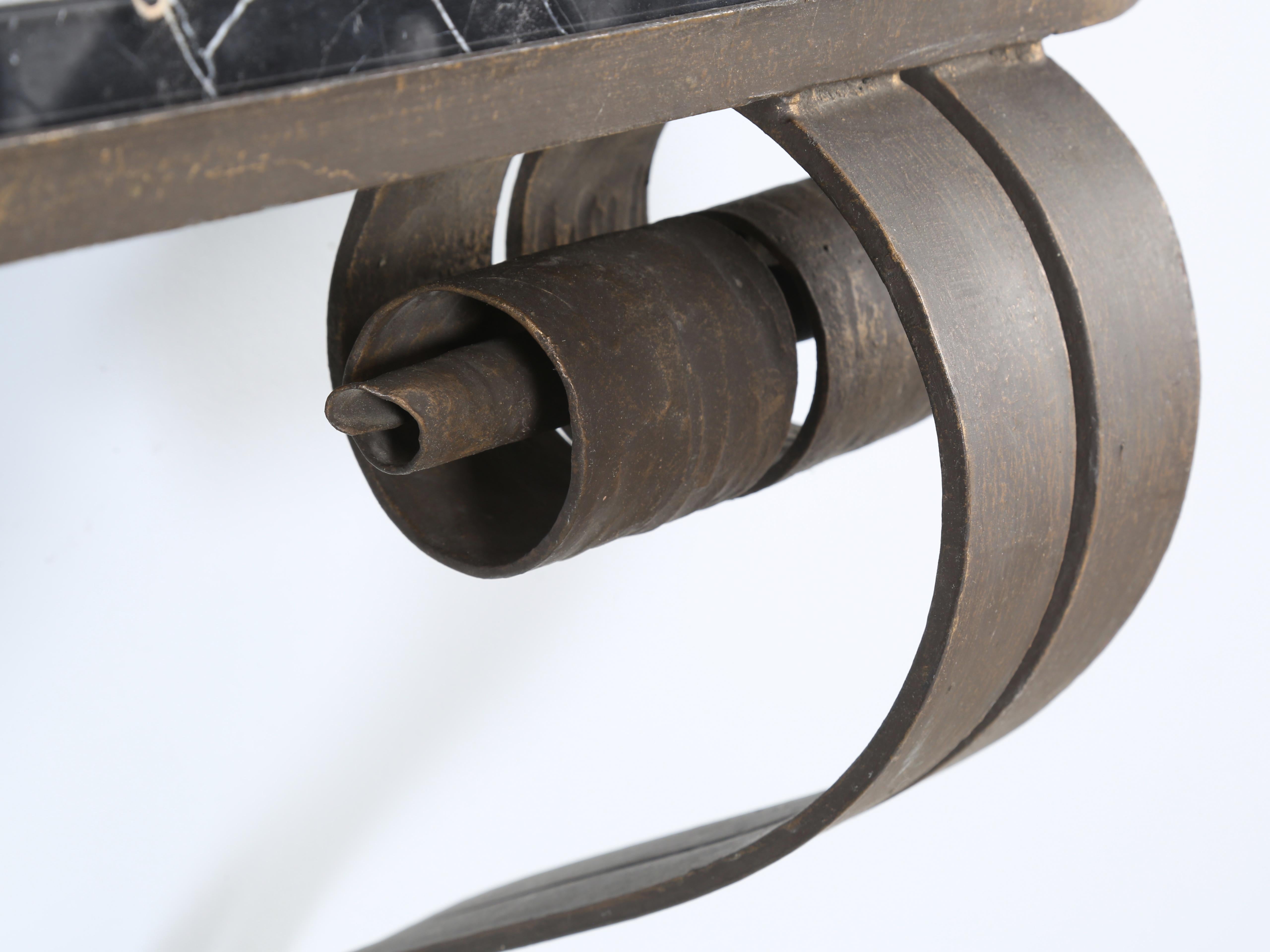 Console murale française en fer forgé avec finition en bronze des années 1940 en vente 4
