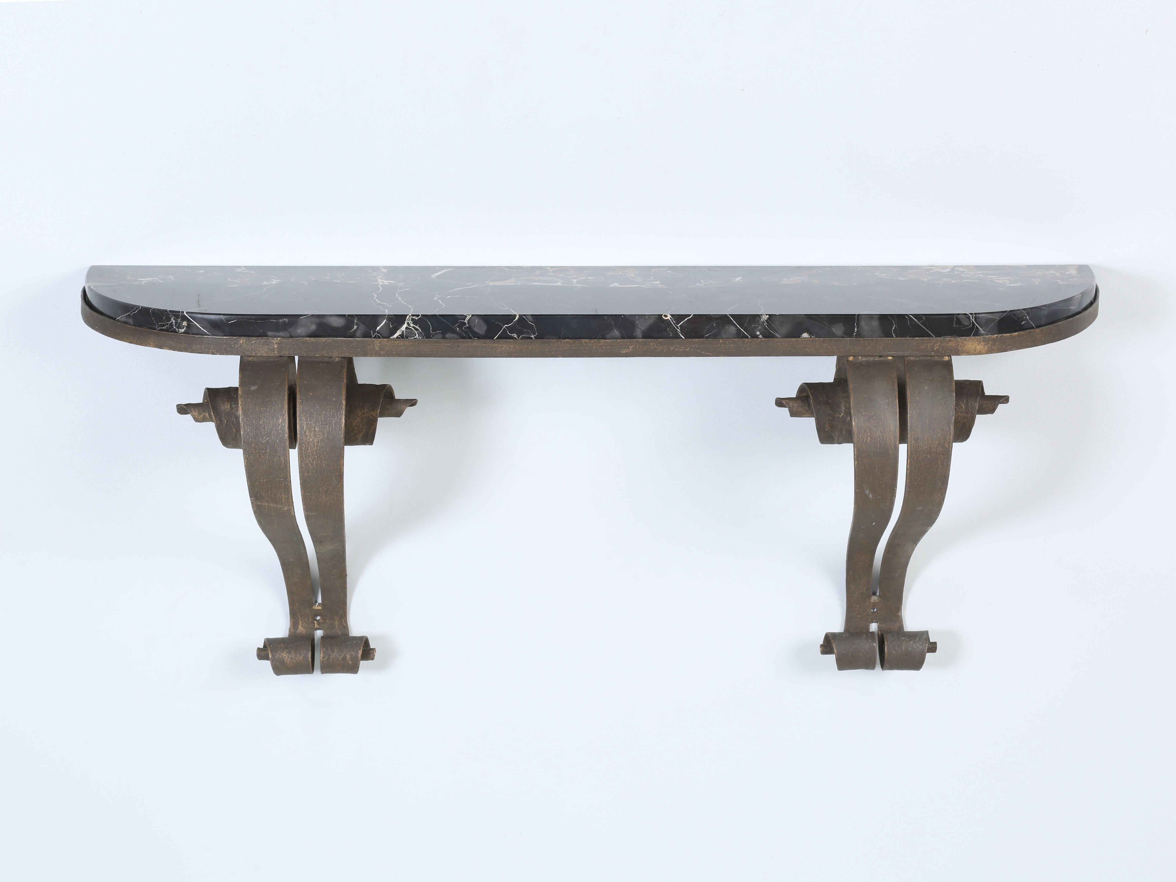 Console murale en fer forgé et marbre, probablement fabriquée dans les années 1930-1940. Typiquement, nous pourrions appeler cela ; un look français des années 40, qui est l'un de nos styles préférés de mobilier français. La finition est très bien